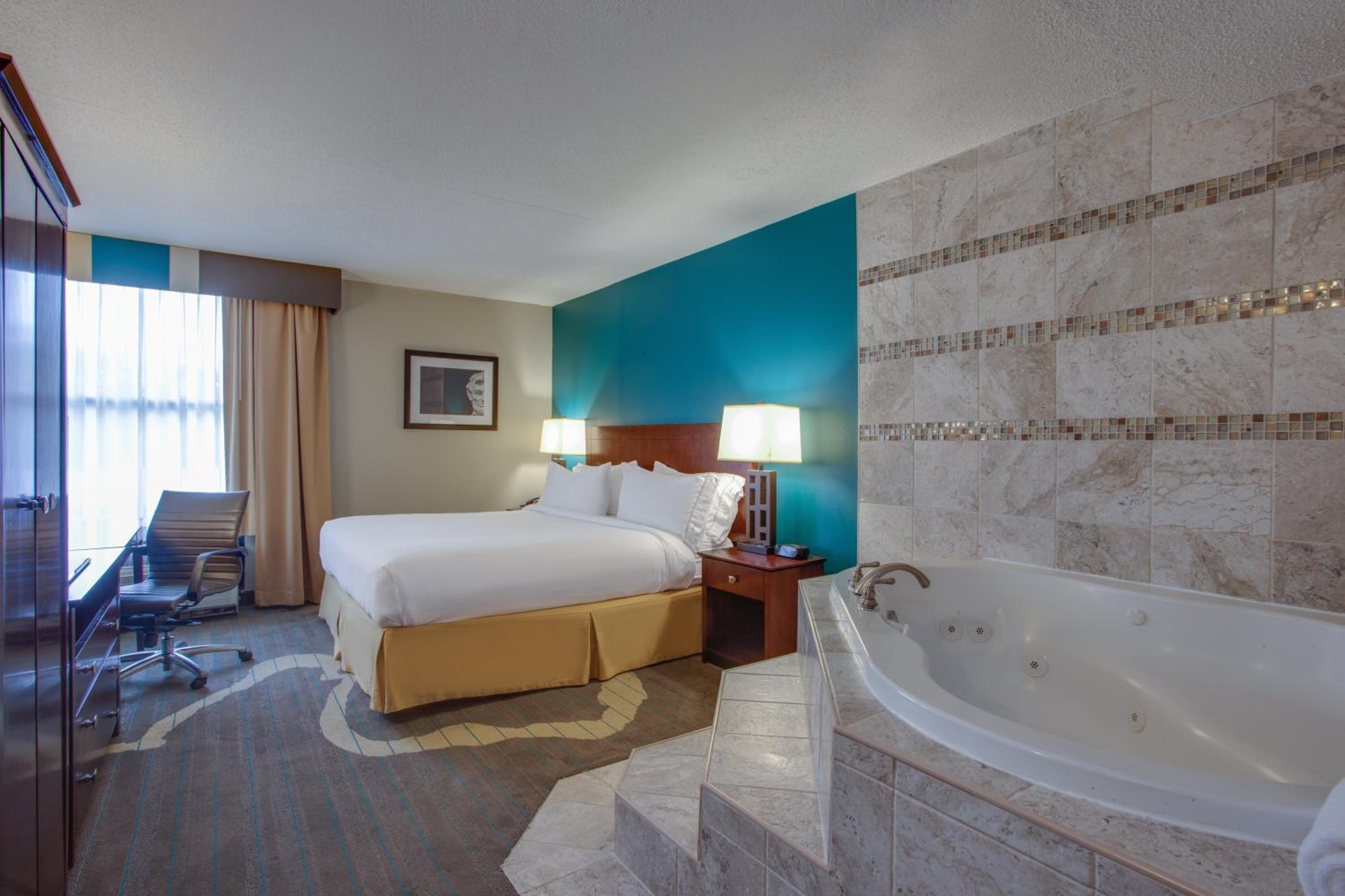 King Room with Jetted Tub - Photo 2