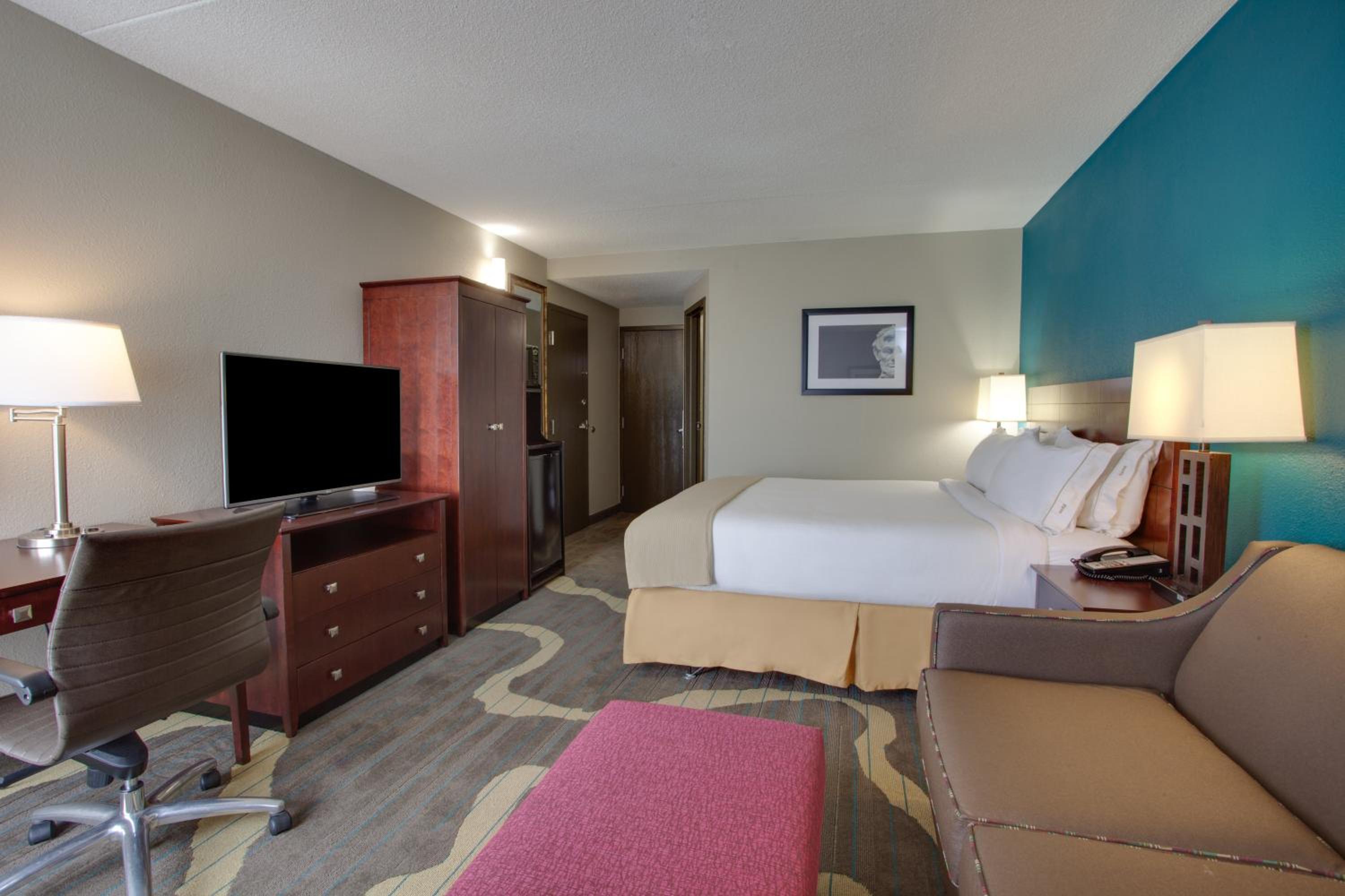 Standard King Room with Sofa Bed - Photo 2