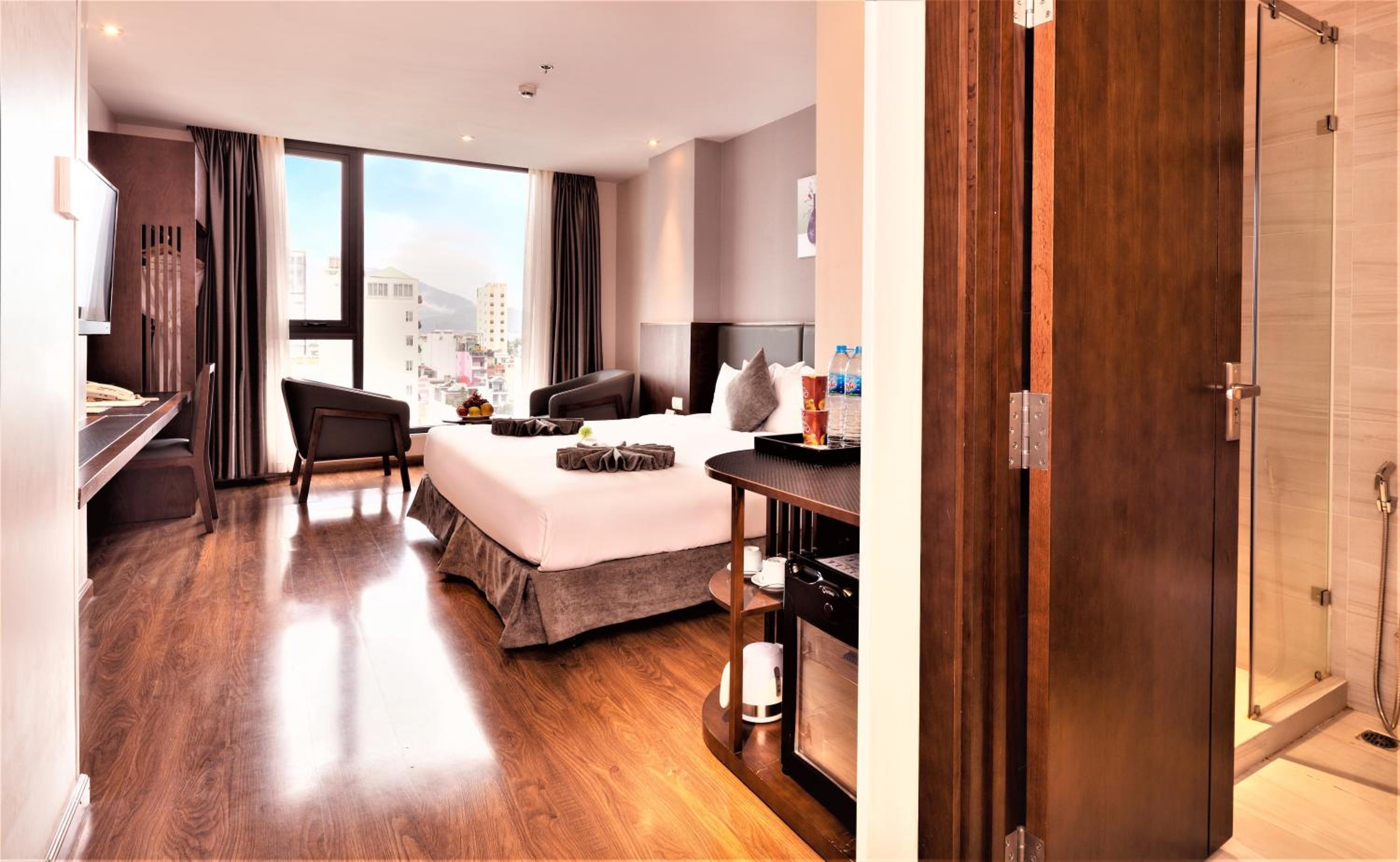 Superior Double or Twin Room with City View thumbnail 5