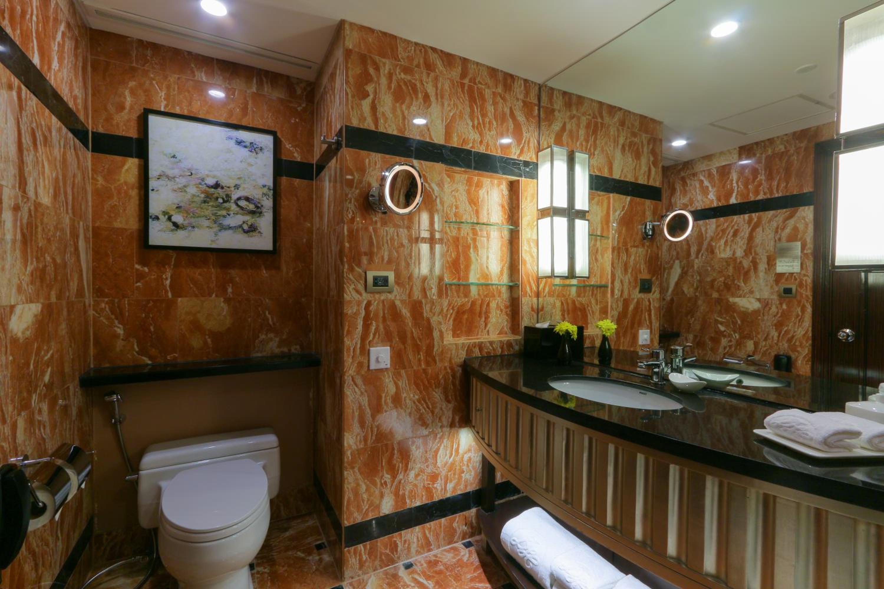 Premier King Room Nonsmoking - Photo 5