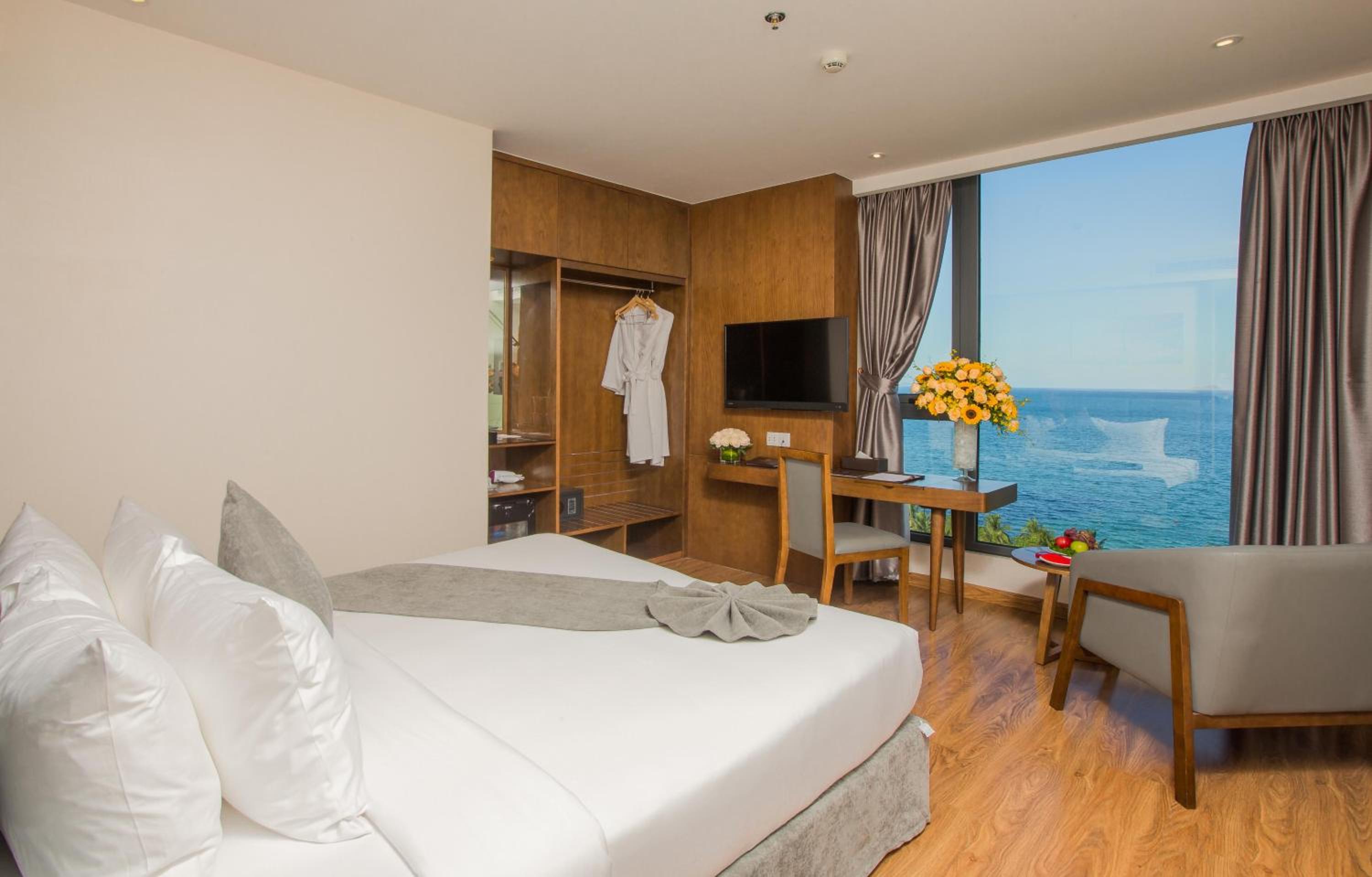 Deluxe Double or Twin Room with Sea View - Photo 9