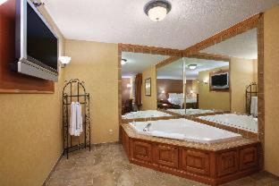 King Suite with Sofa Bed - Pet Friendly/Non-Smoking - Photo 2