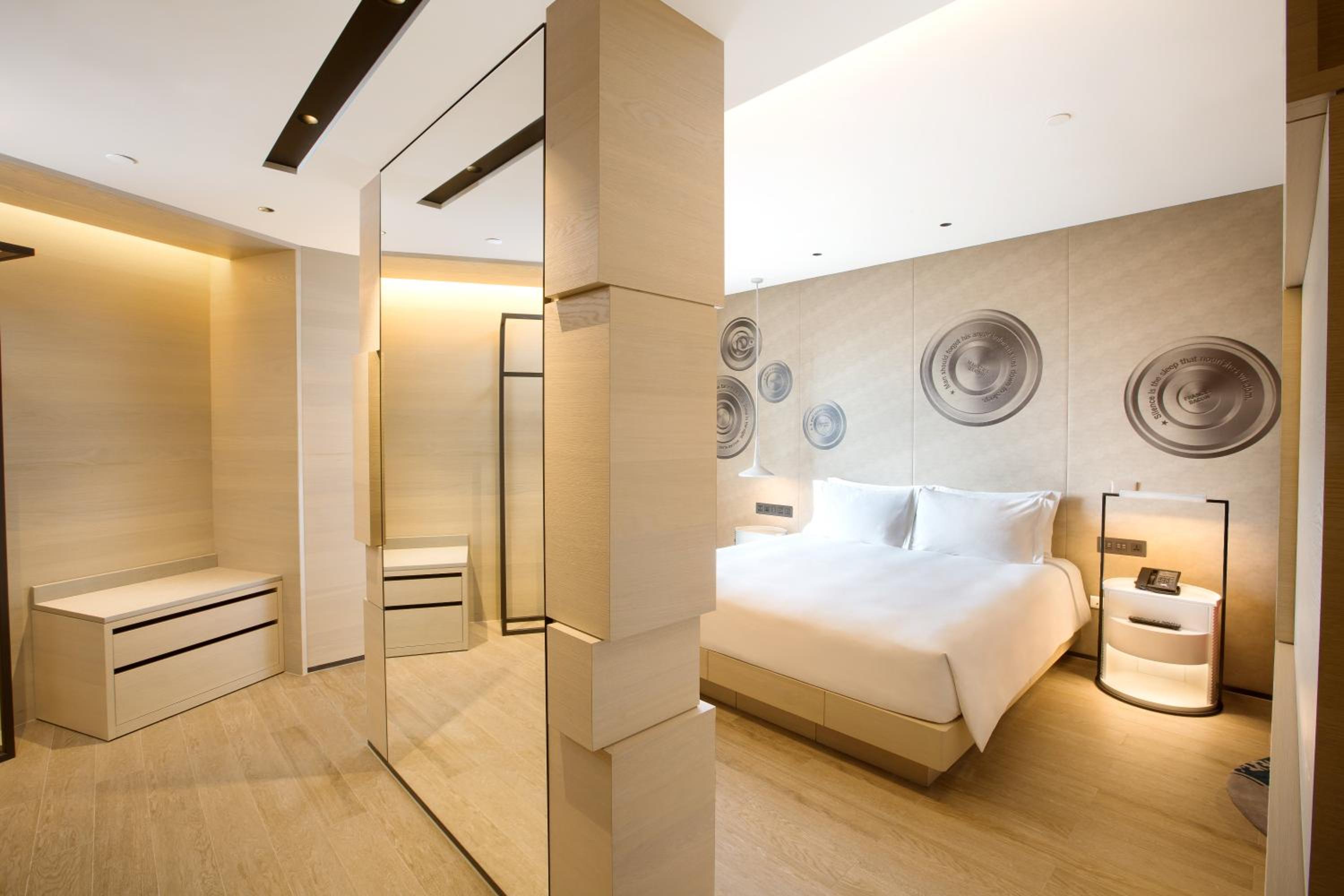 Standard King Room with City View thumbnail 5