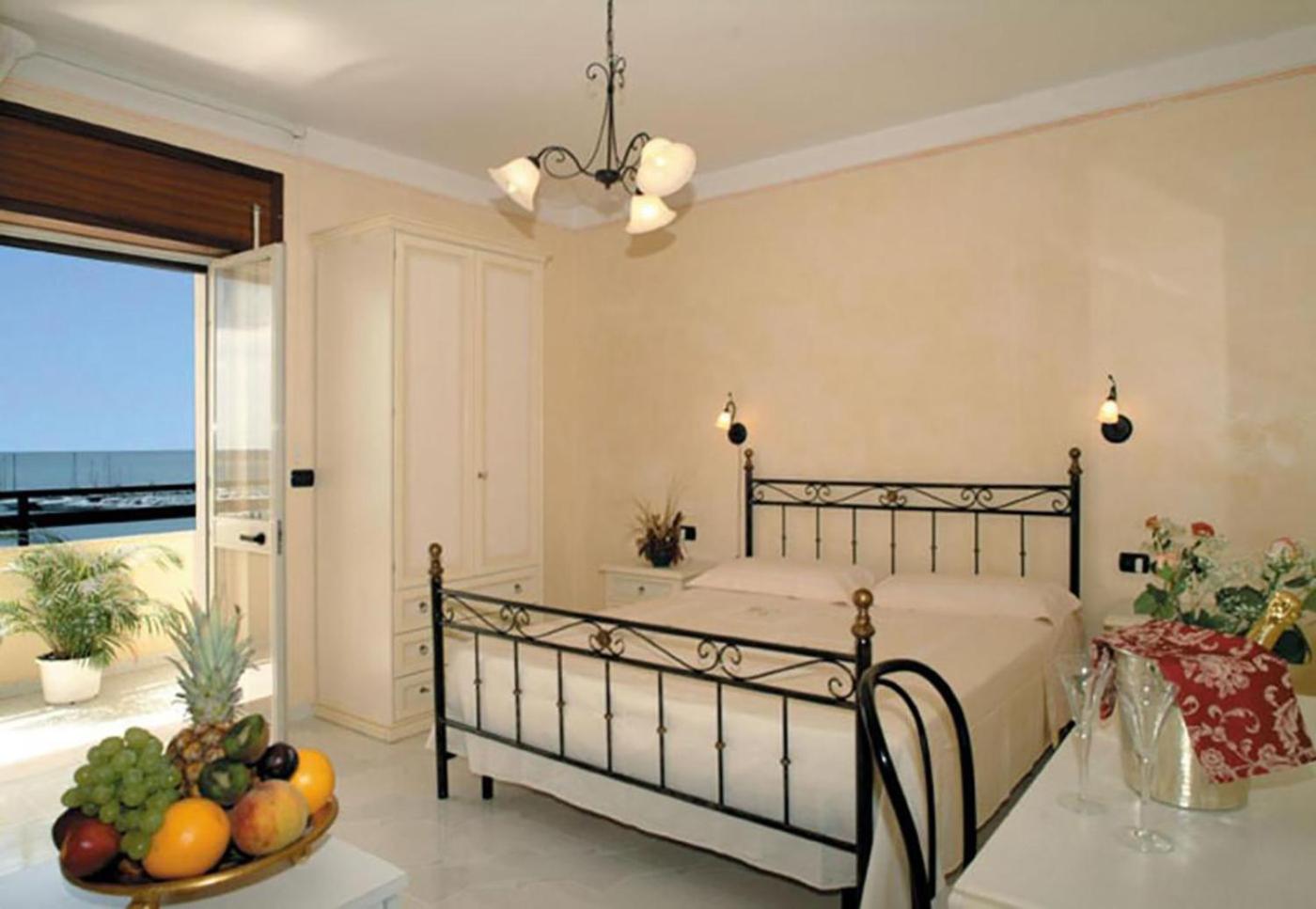 Double Room with Balcony and Sea View photo 1