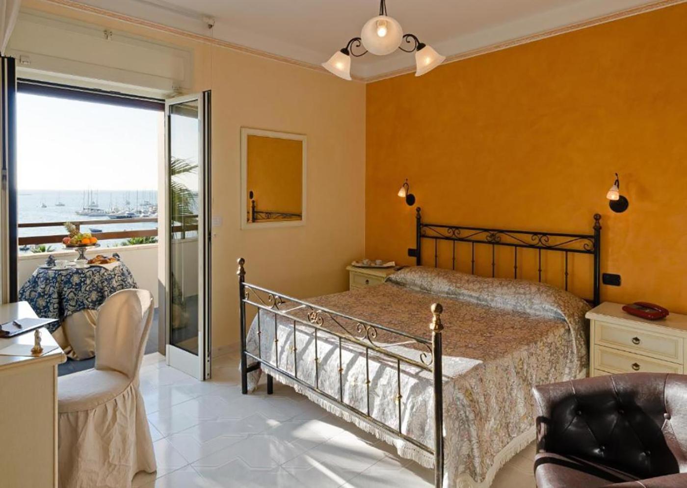 Deluxe Double Room with Balcony and Sea View photo 1
