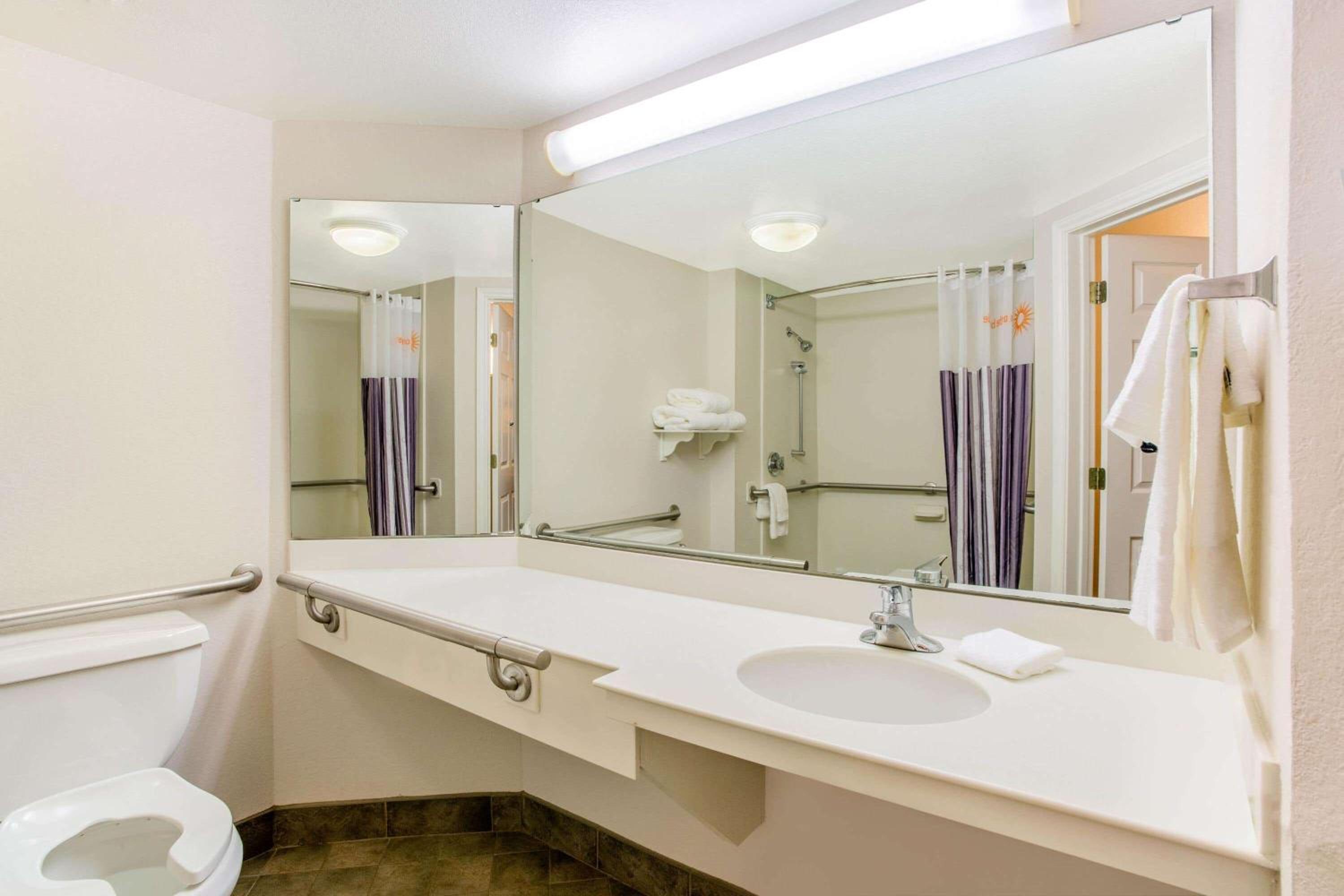 King Room with Bath Tub - Mobility Accessible/Non-Smoking - Photo 3