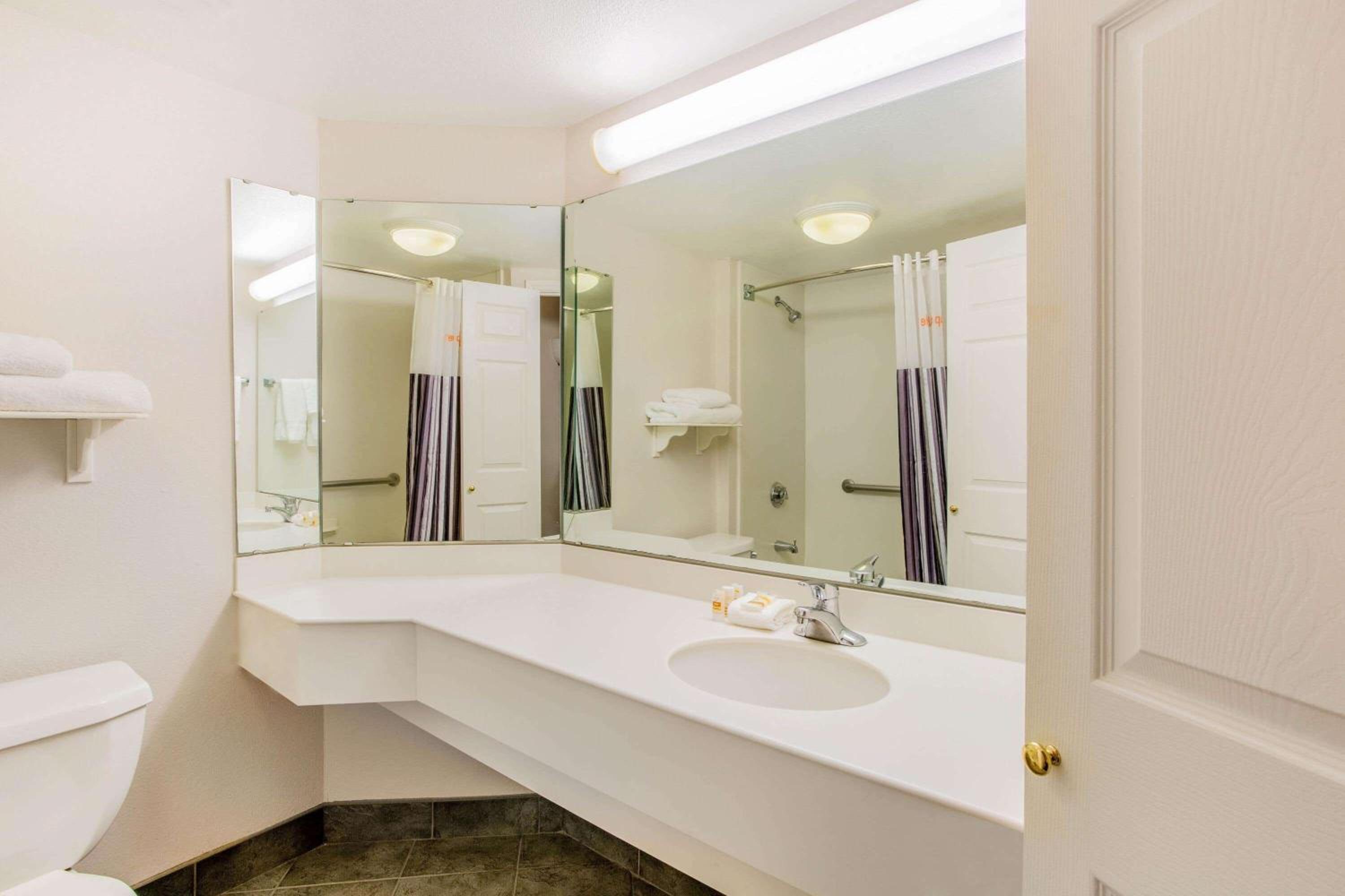 Deluxe King Room - Photo 4