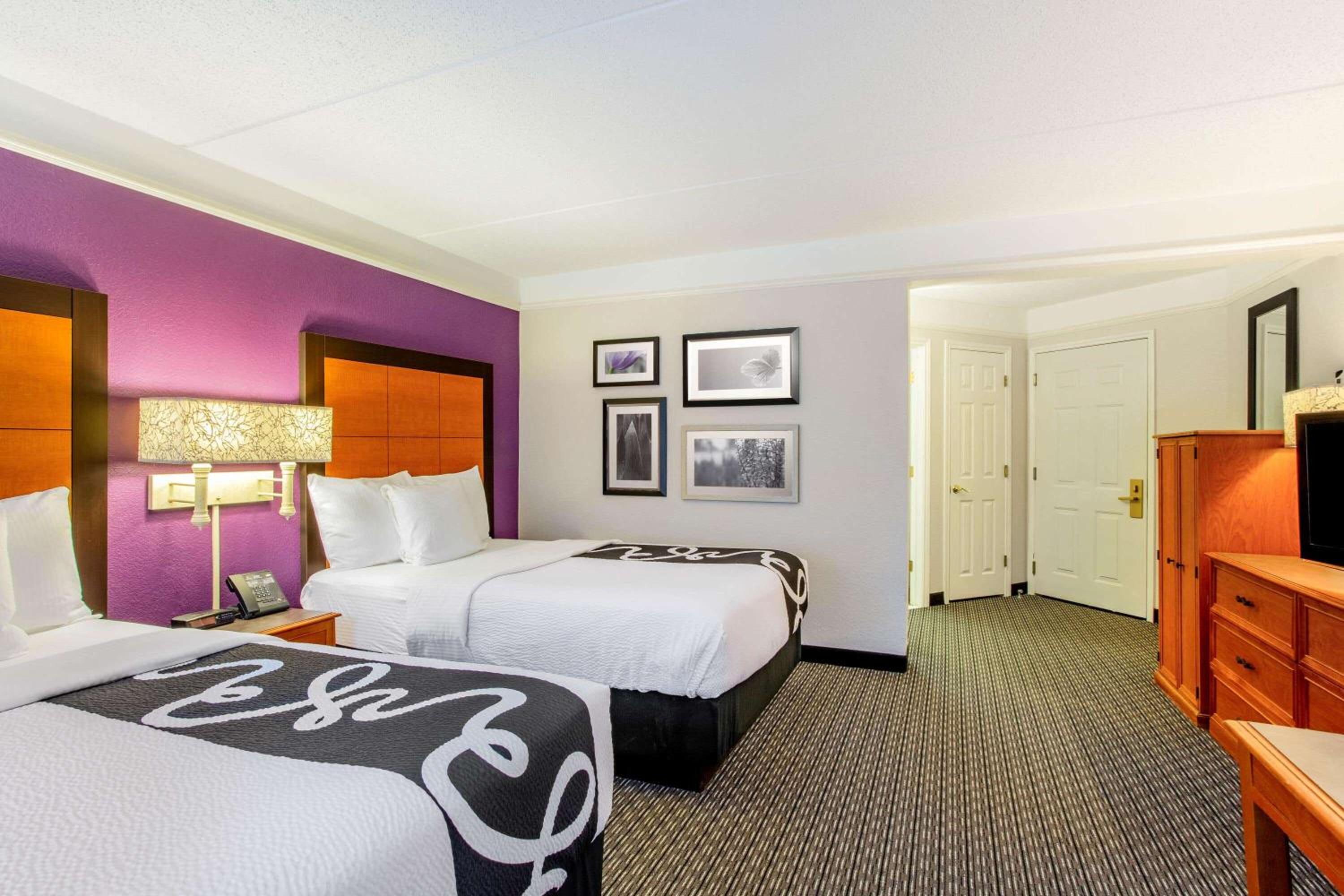 2 Full Beds, Mobility/Hearing Impaired Accessible Room, Tub W/ Grab Bars, Nsmk - Photo 1