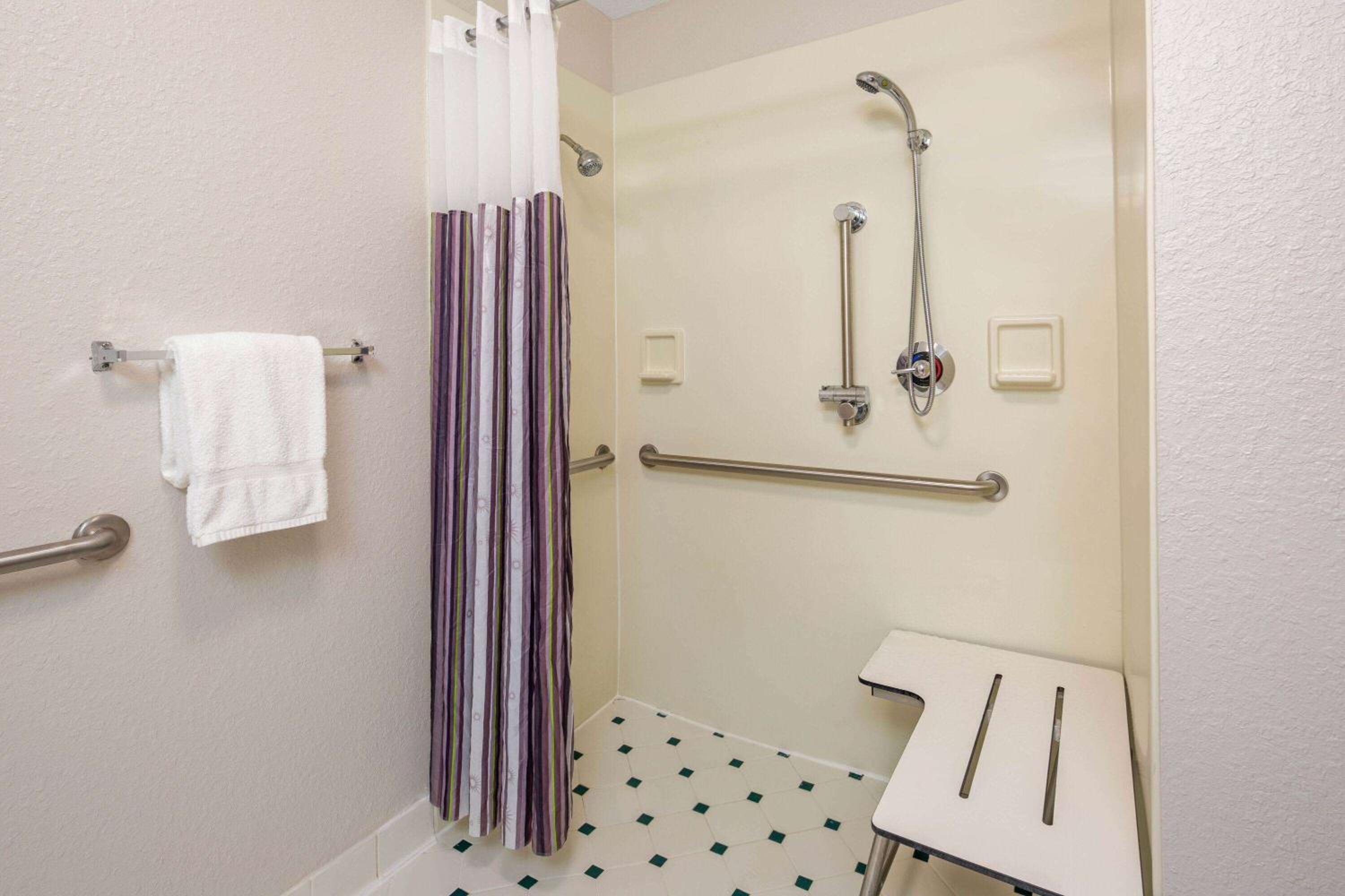 Double Room - Mobility/Hearing Impaired Accessible/Non-Smoking - Photo 5
