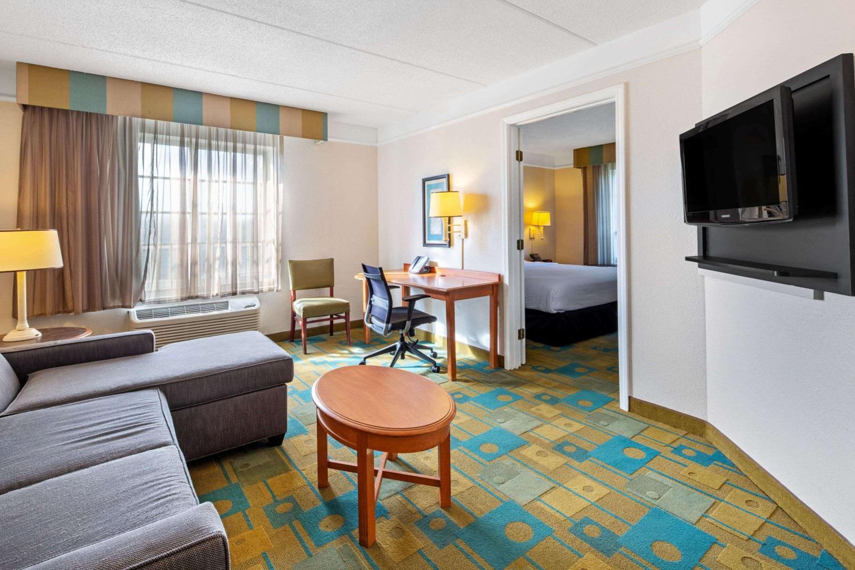 One-Bedroom King Suite - Non-Smoking - Photo 3