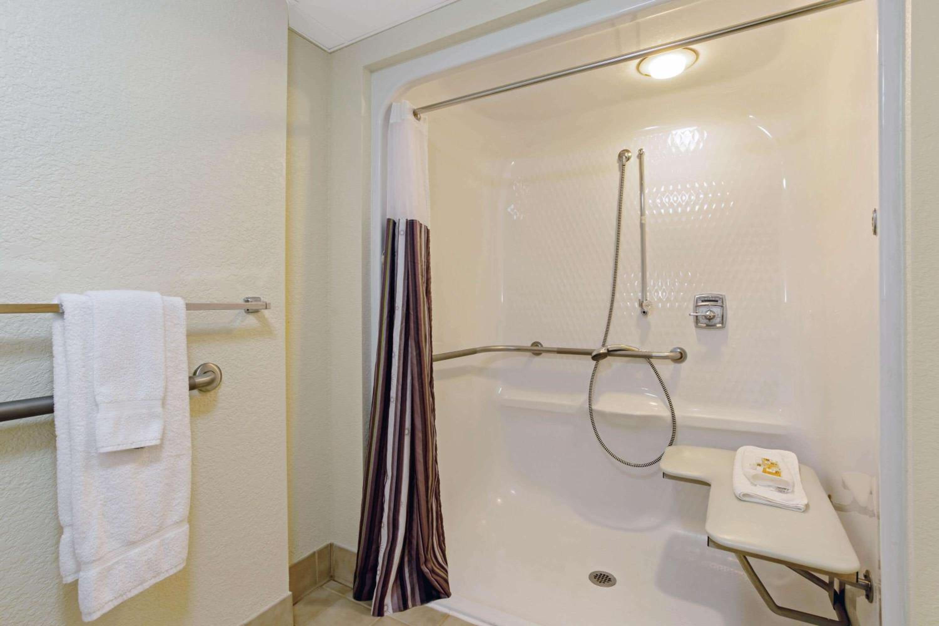 Queen Room with Mobility/Hearing Impaired Access and Roll in Shower - Non-Smoking - Photo 3