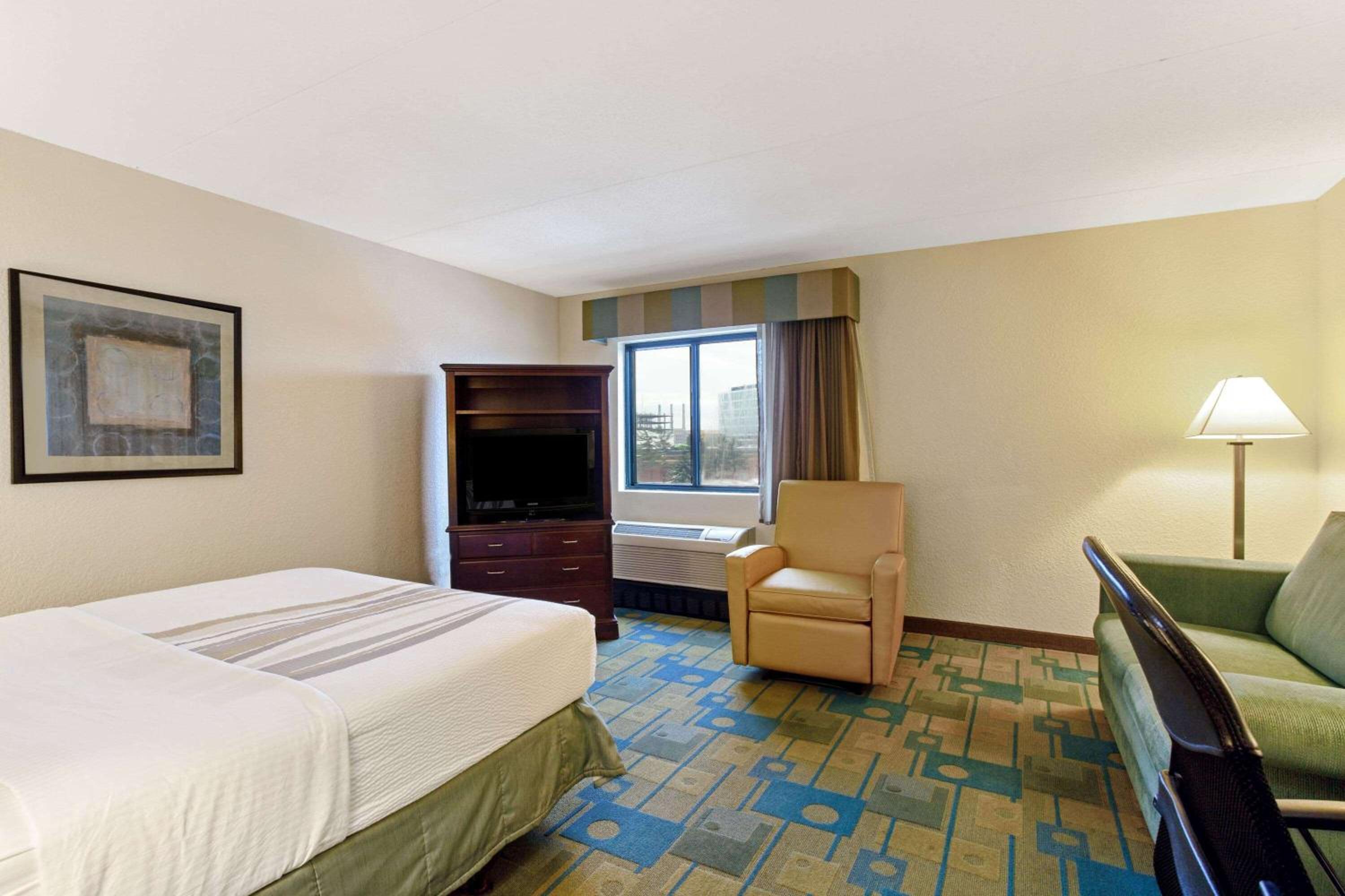 Queen Room with Mobility/Hearing Impaired Access and Roll in Shower - Non-Smoking at La Quinta Inn & Suites by Wyndham Boston Somerville in Somerville