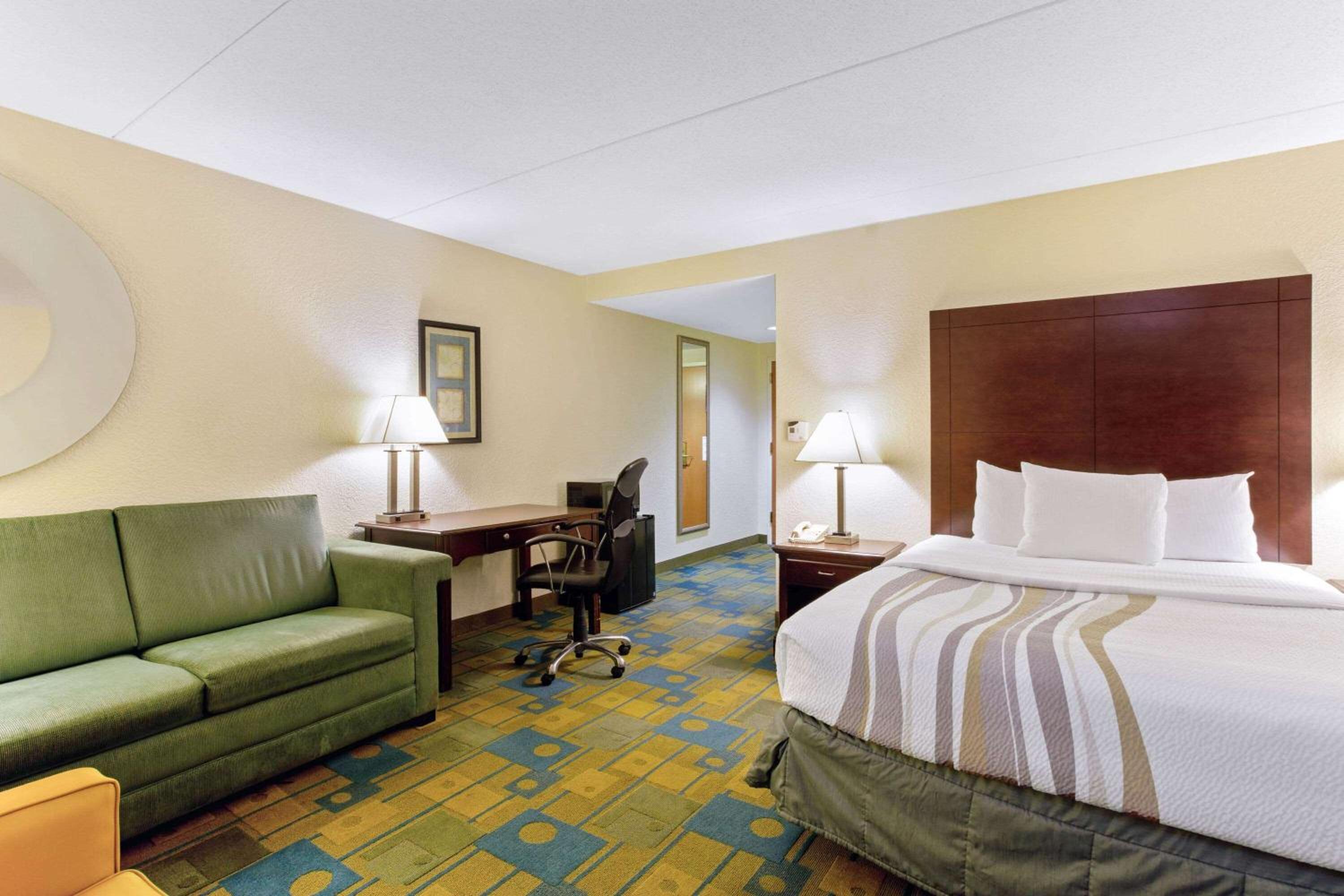 Deluxe One-Bedroom Queen Suite with Mobility/Hearing Access and Views - Non-Smoking - Photo 1