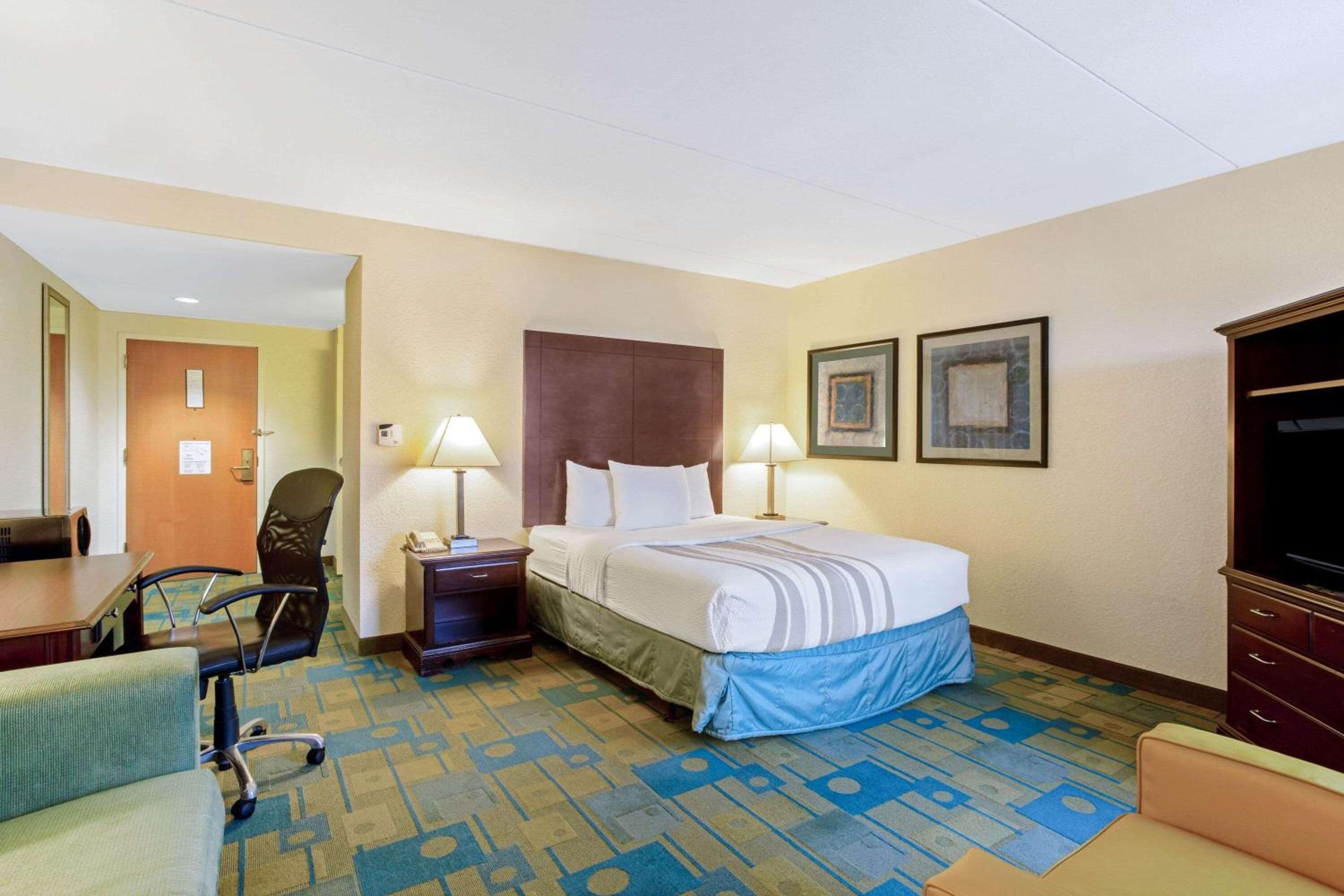 Deluxe One-Bedroom Queen Suite with Mobility/Hearing Access and Views - Non-Smoking - Photo 8