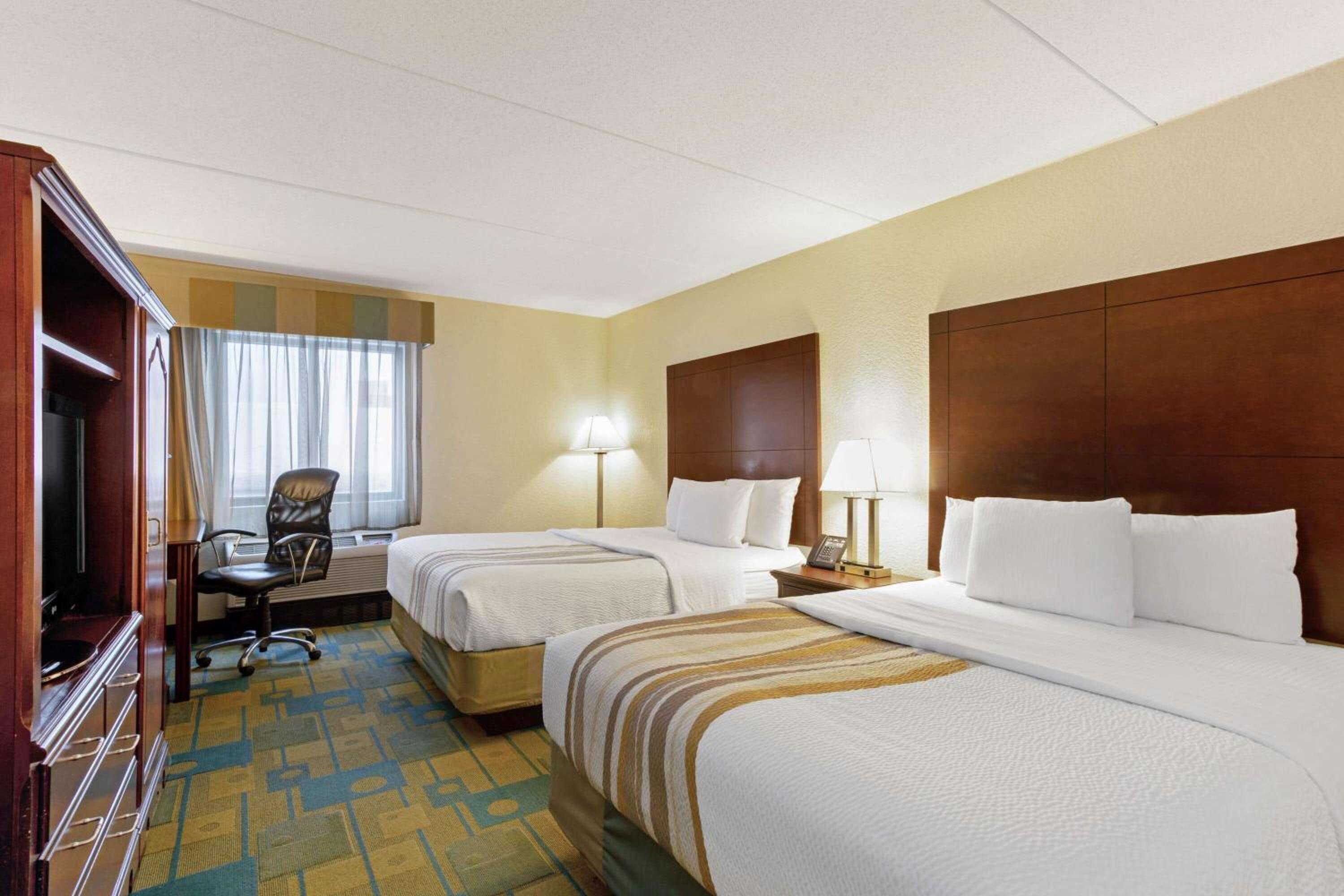 Standard Queen Room with Two Queen Beds - Photo 2