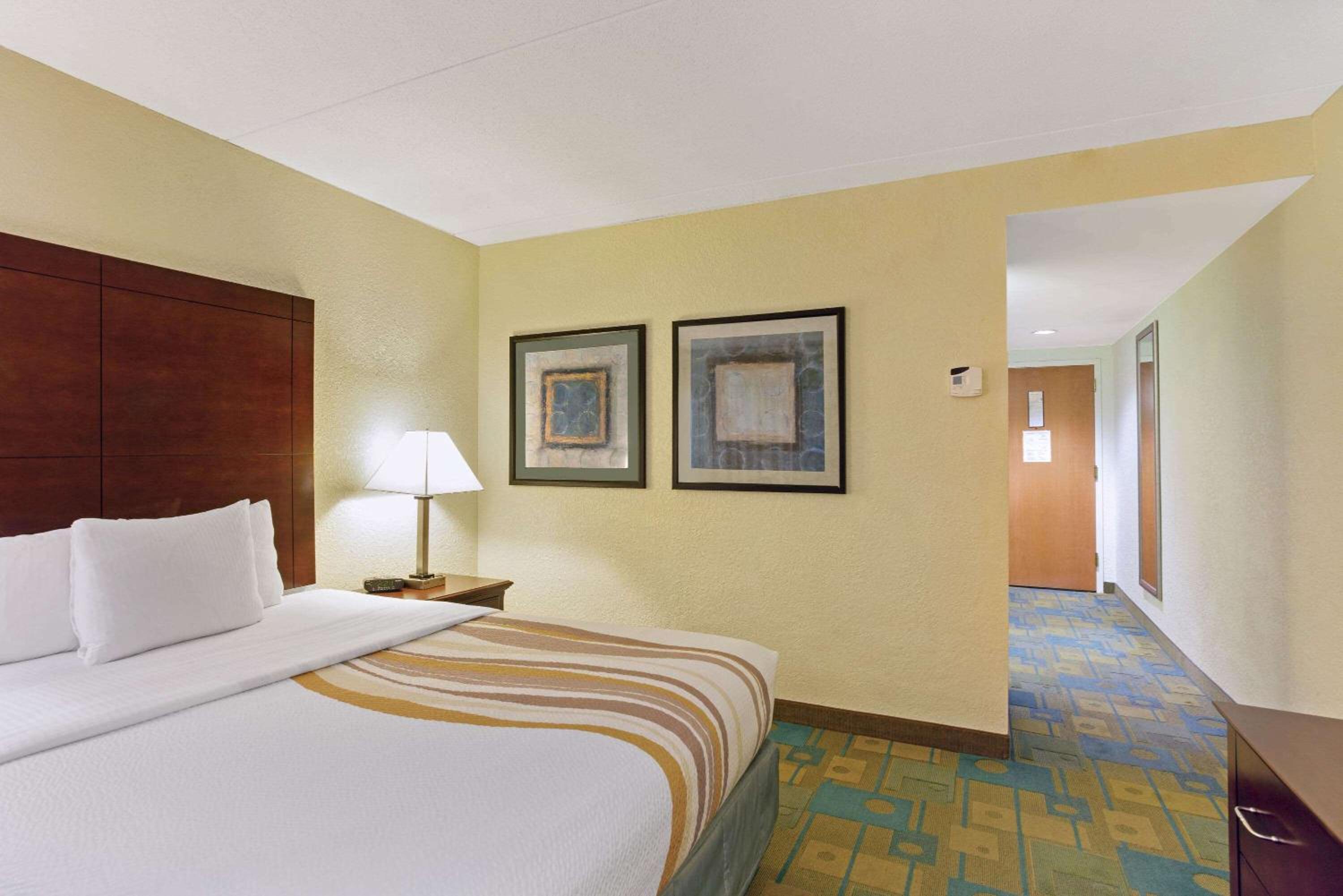 Standard Queen Room at La Quinta Inn & Suites by Wyndham Boston Somerville in Somerville