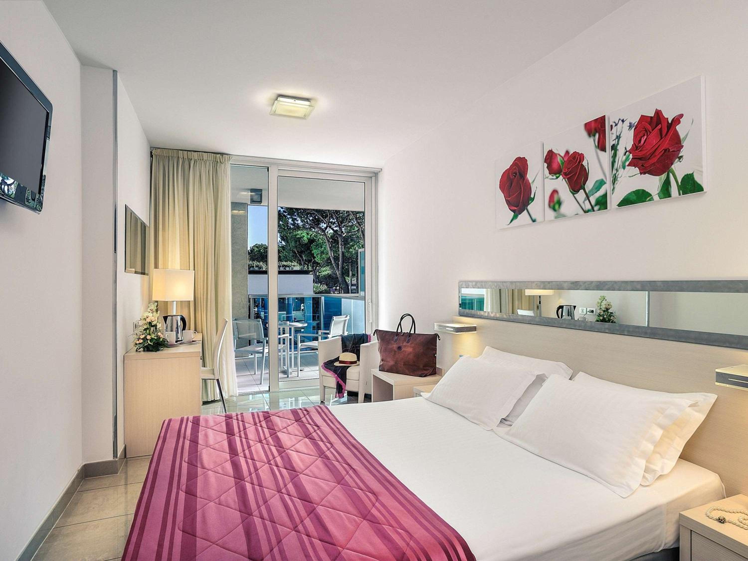 Classic Double Room with Balcony and Side Sea View - Photo 5
