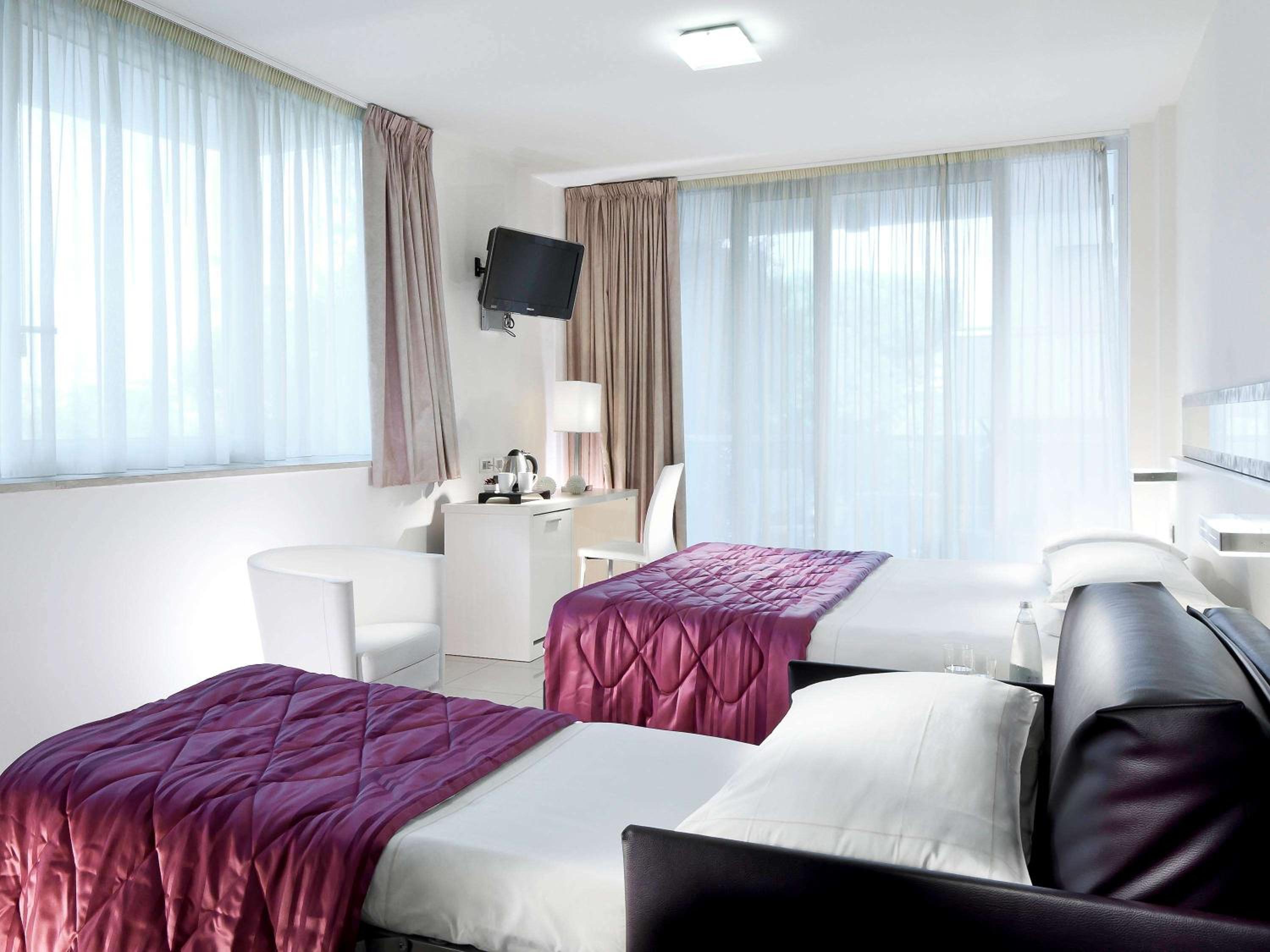 Superior Double Room with Balcony with Side Sea View - Photo 2