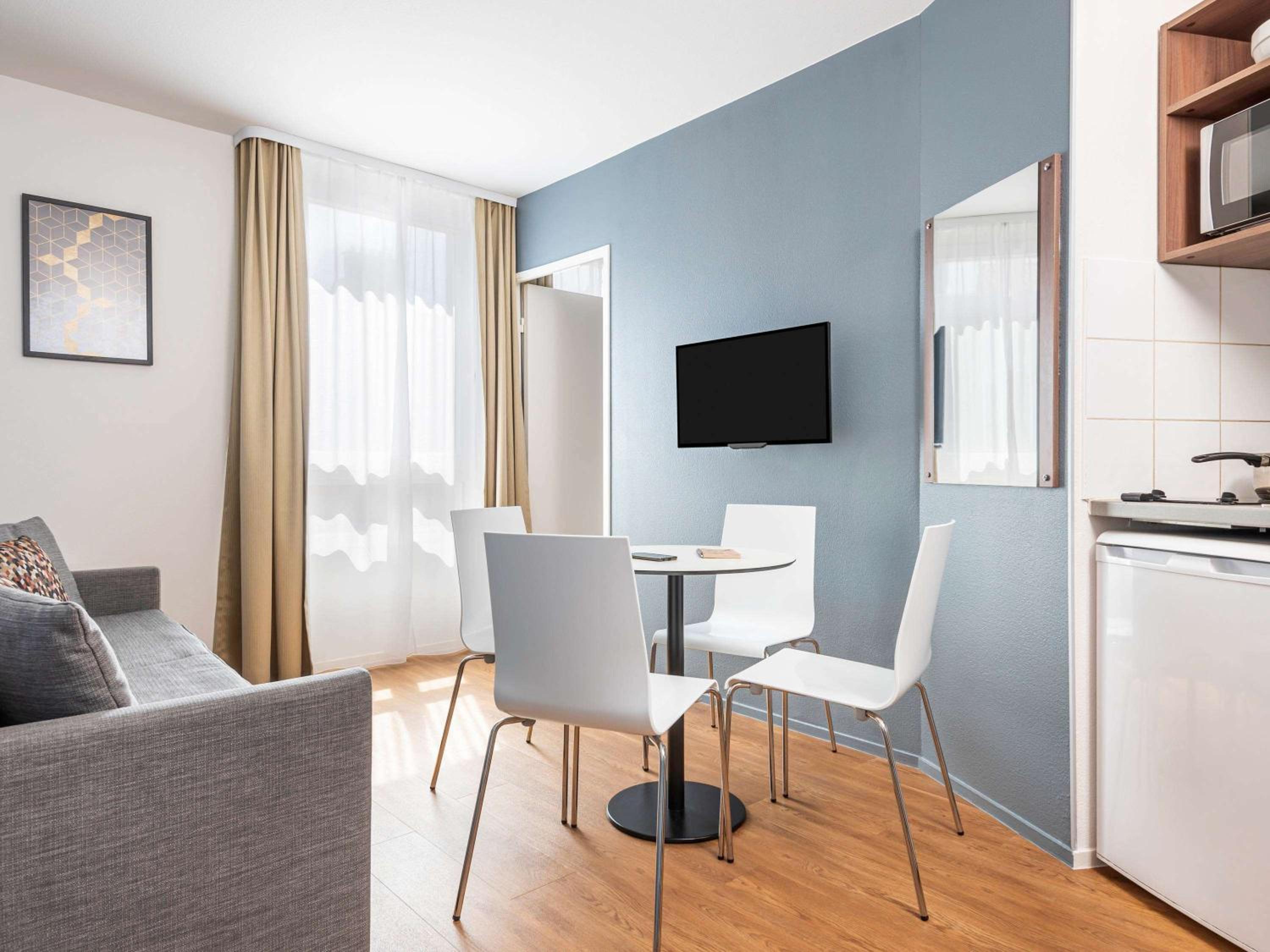 One-Bedroom Apartment with Twin Beds - Photo 2