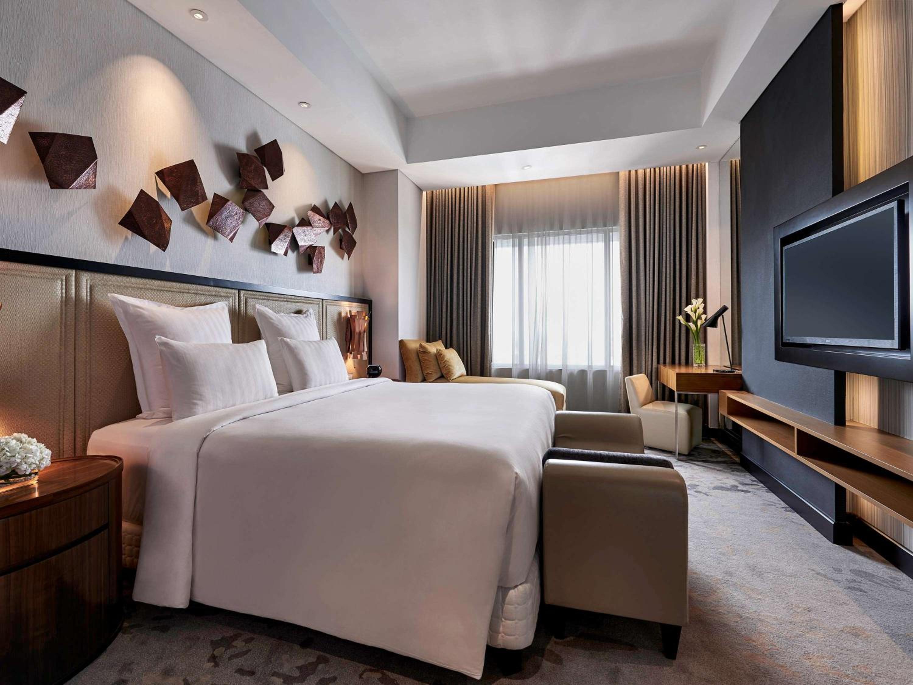 Accent Suite with One King Bed and Two Single Beds - Lounge Access