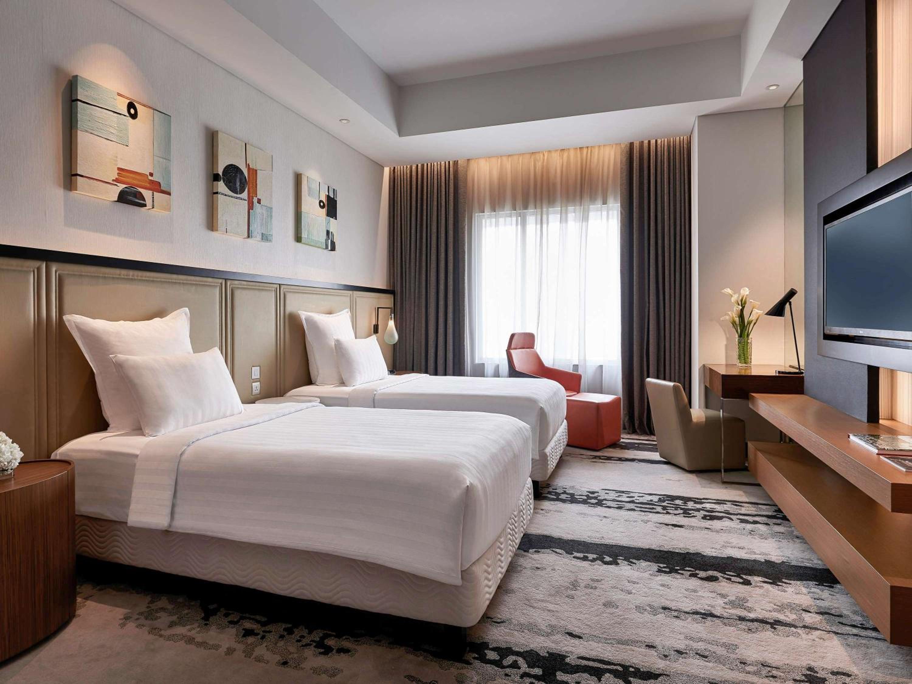 Accent Suite with One King Bed and Two Single Beds - Lounge Access