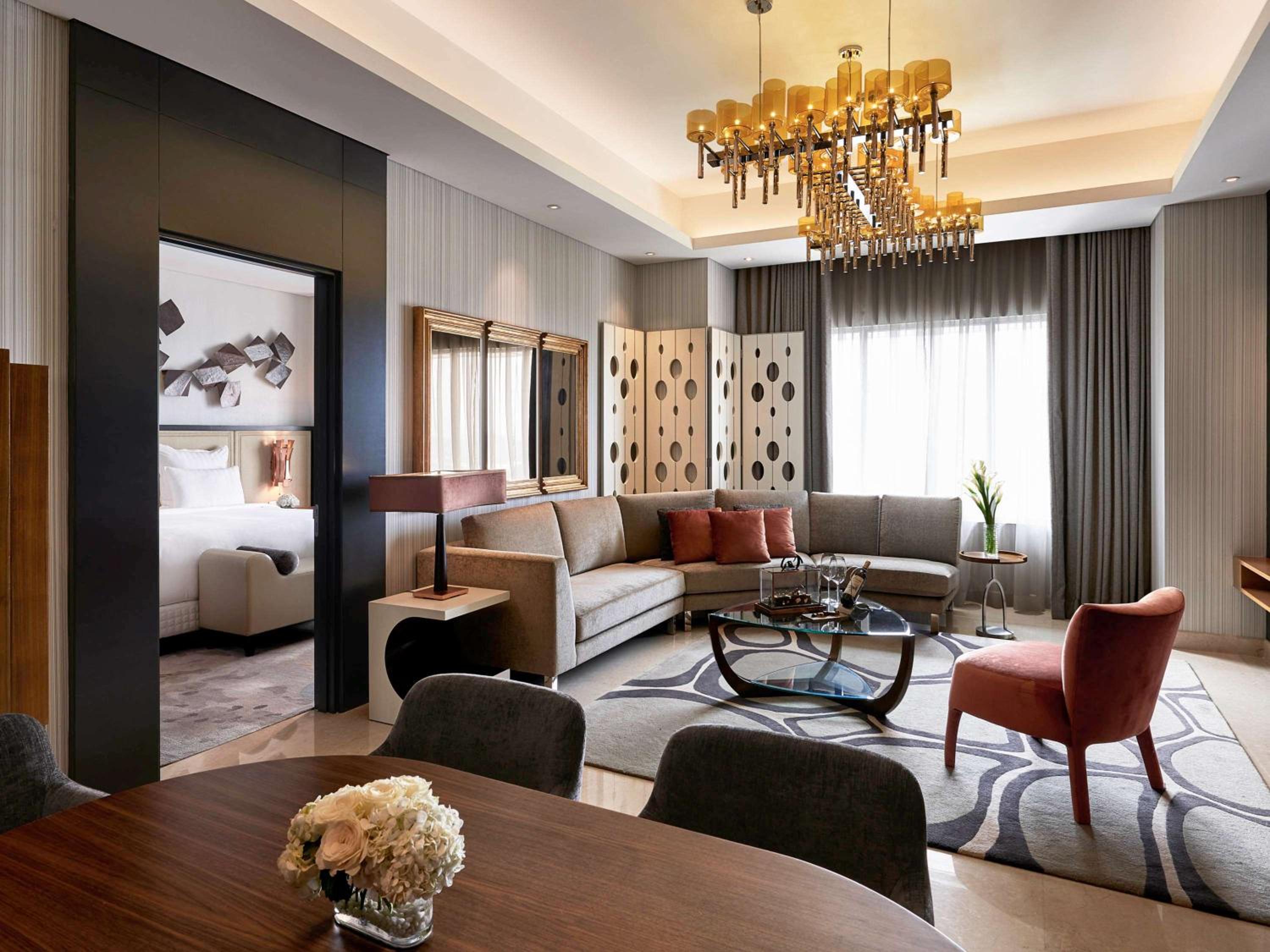 Accent Suite with One King Bed and Two Single Beds - Lounge Access
