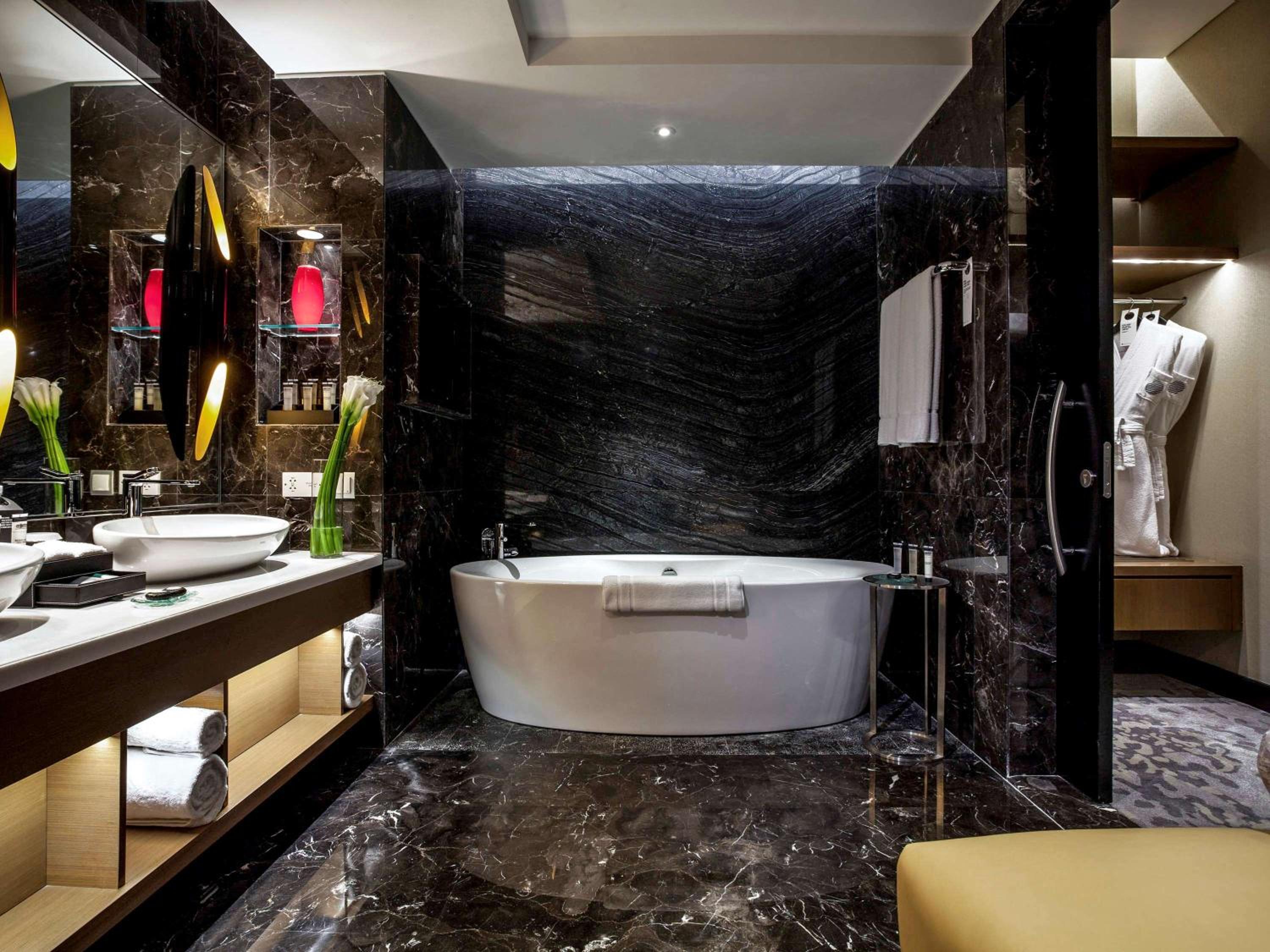Accent Suite with One King Bed and Two Single Beds - Lounge Access