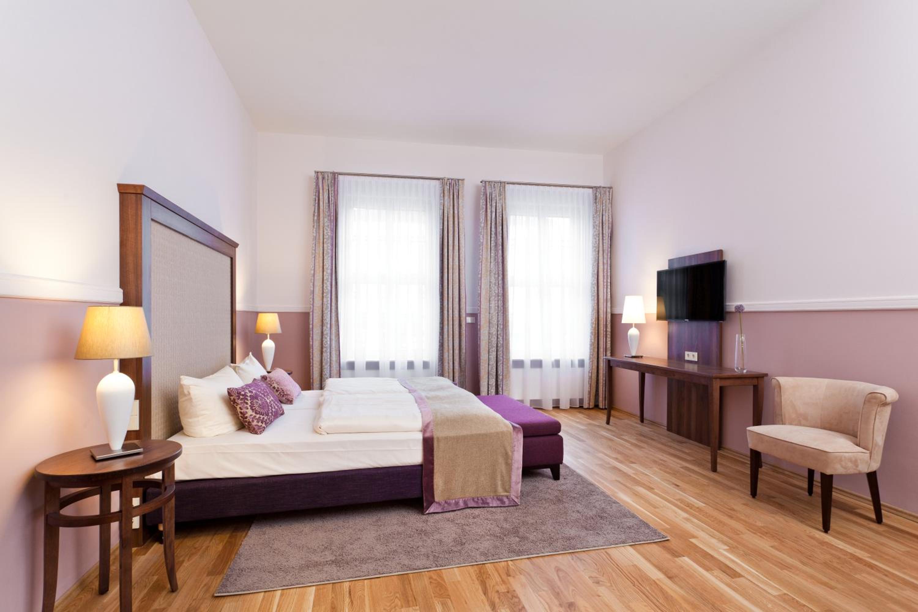 One-Bedroom Suite with Sofa Bed photo 3