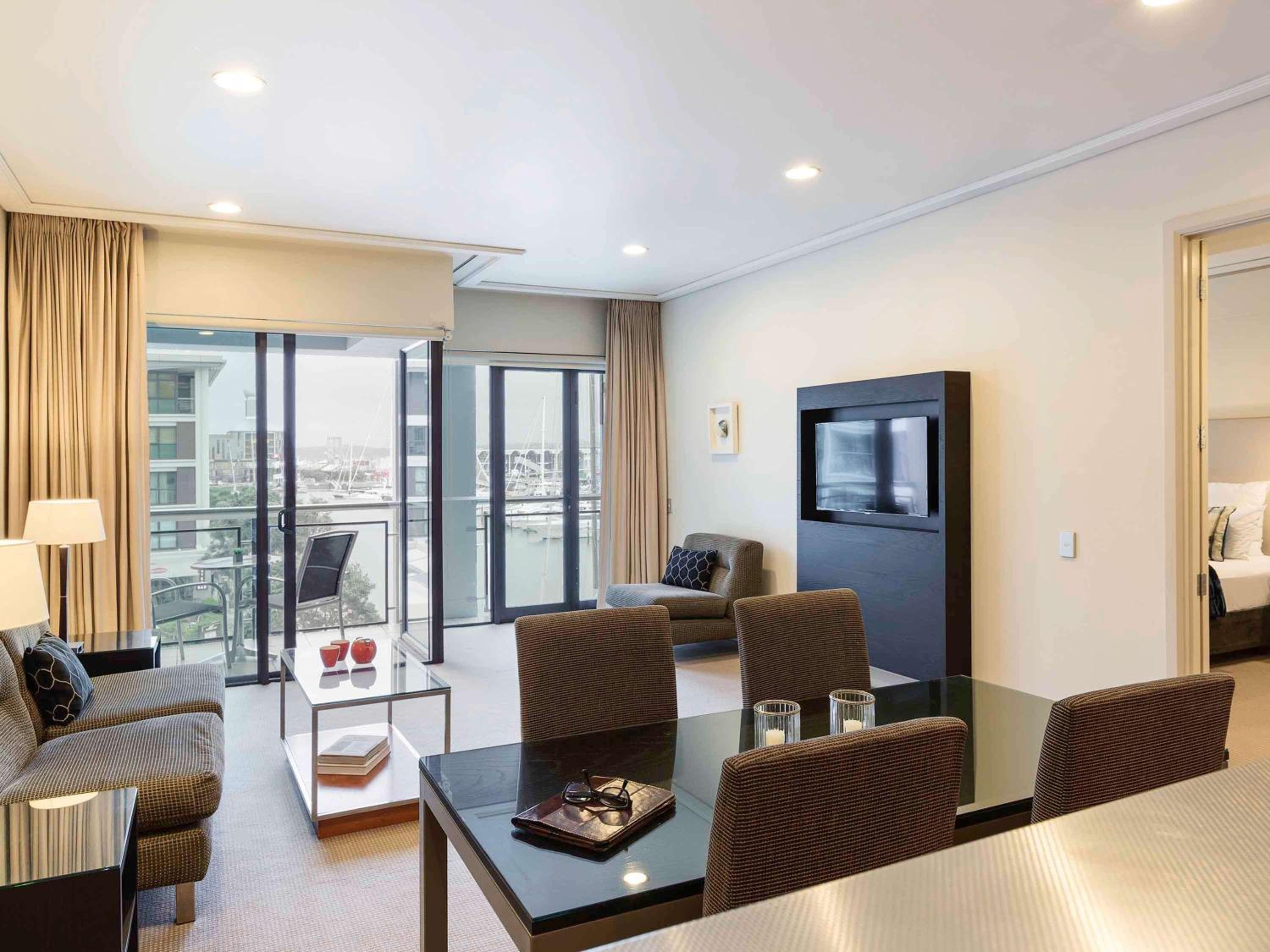 One-Bedroom Deluxe Executive Queen Room photo 1