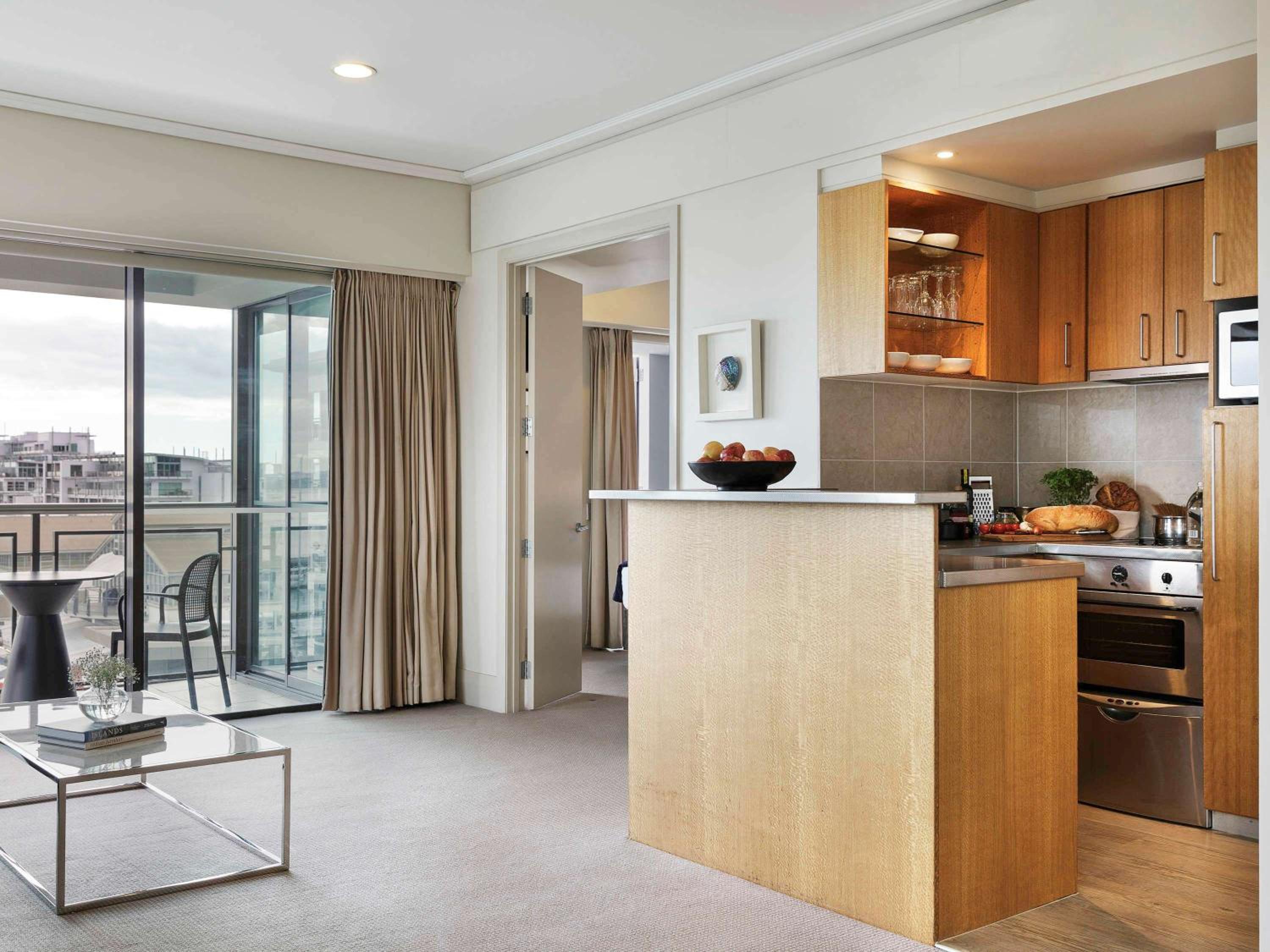 Deluxe One-Bedroom Suite with Marina View photo 3