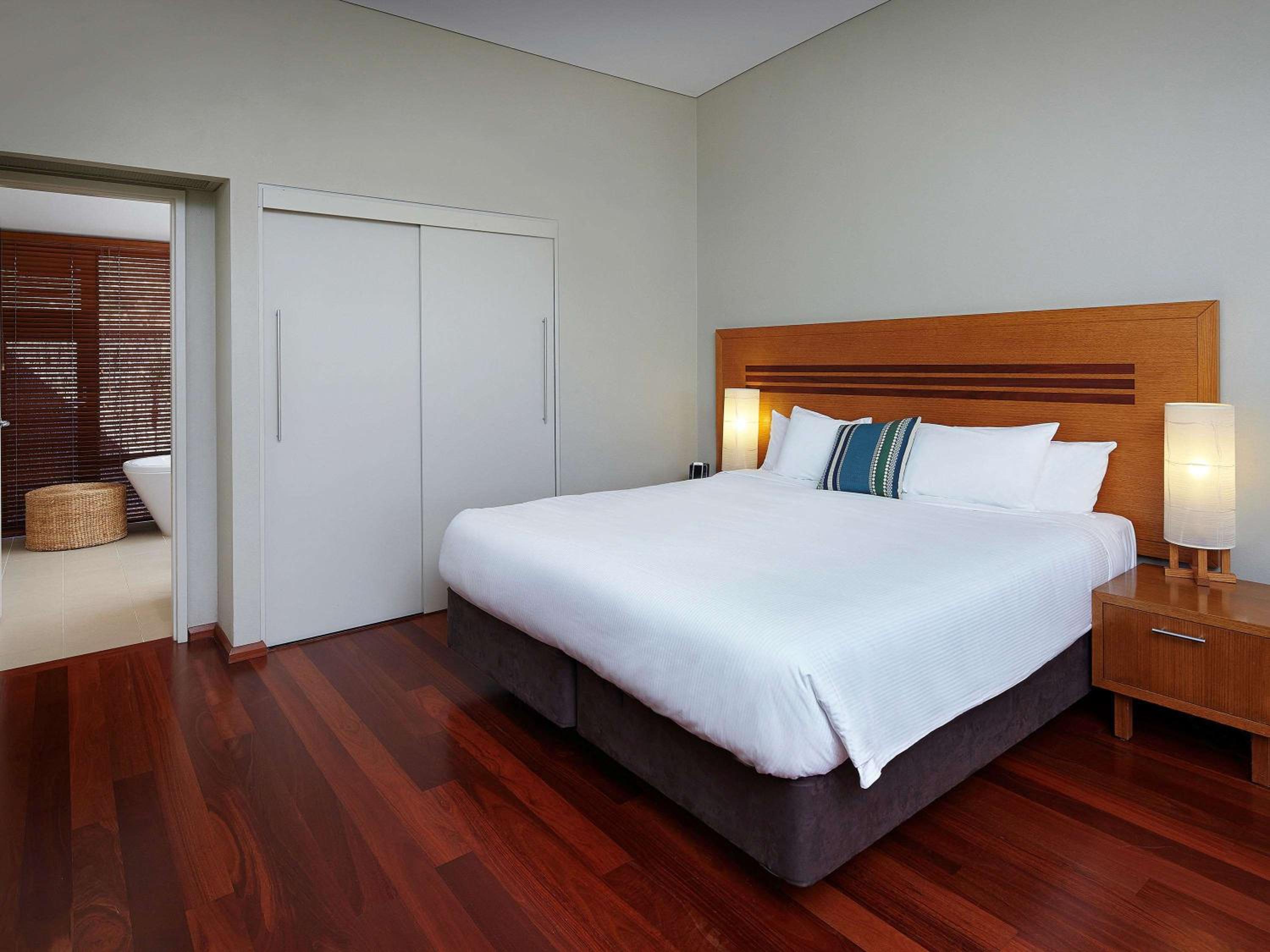 Studio Lake View King Bed - Photo 3