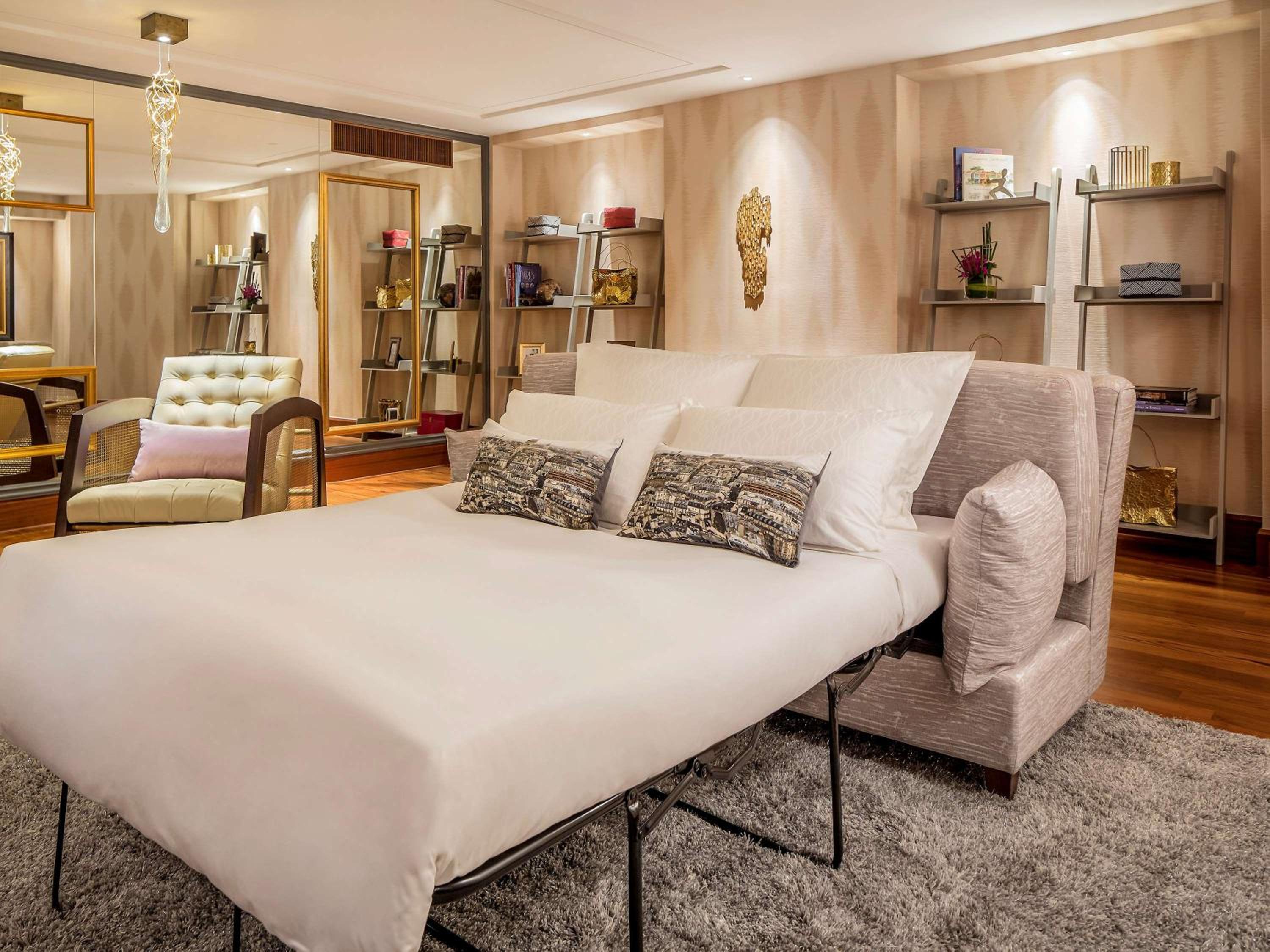Prestige Family Suite (Separate Bedroom & Living Area), 1 King Size Bed and Sofa Bed photo 3