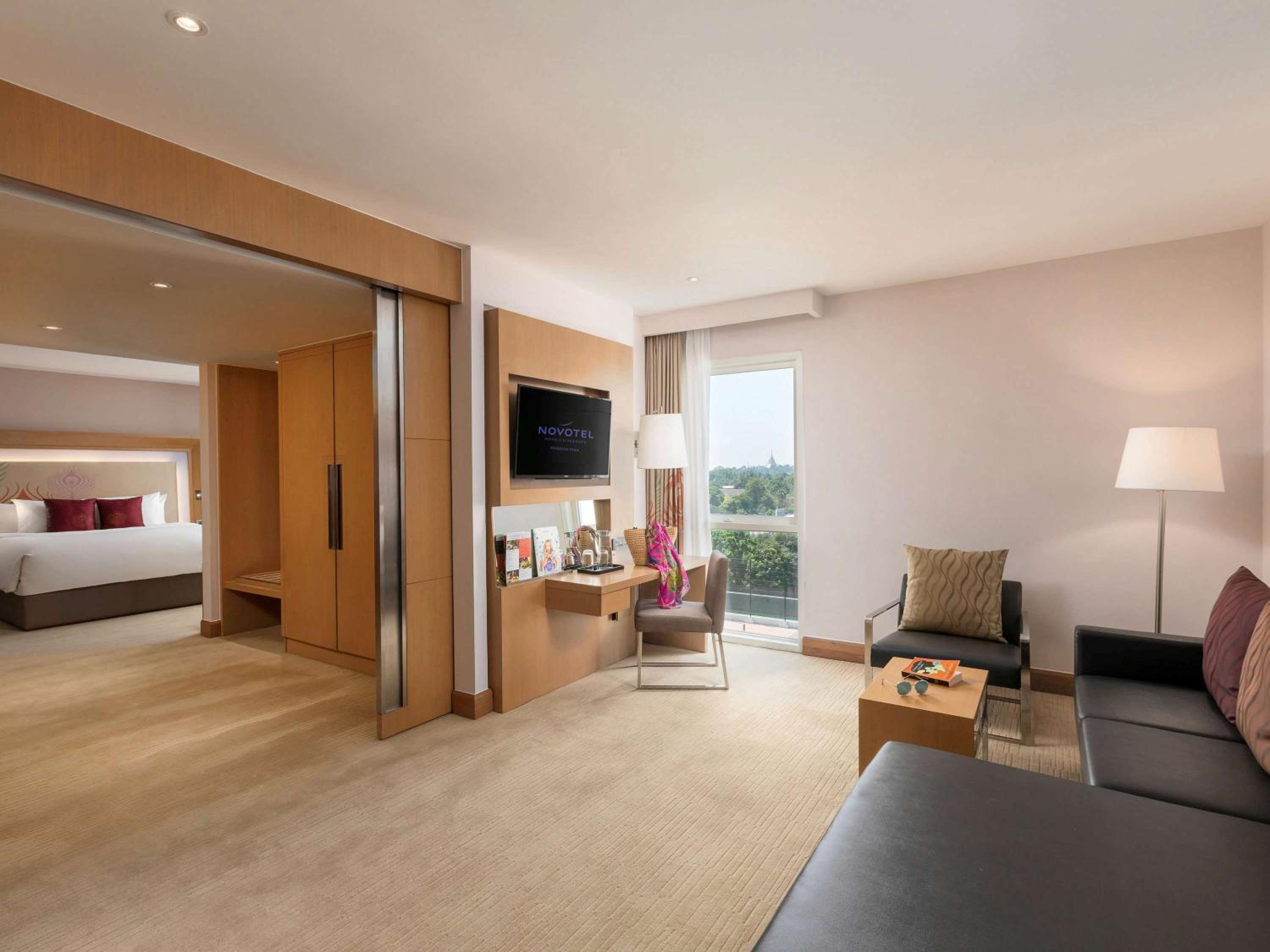 Deluxe Suite with Bathtub