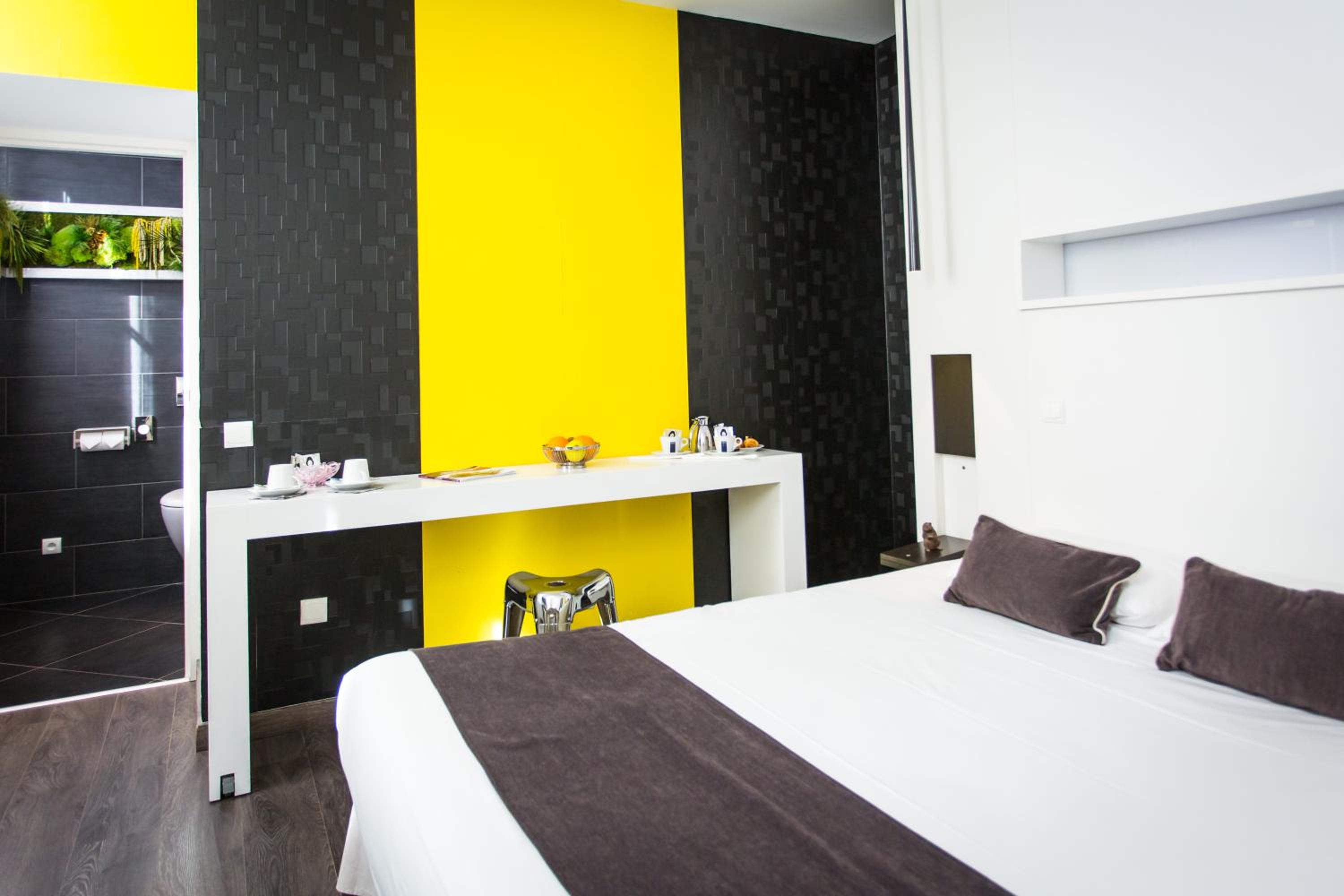 Large Double Room - Résidence des Ducs - La Contemporaine