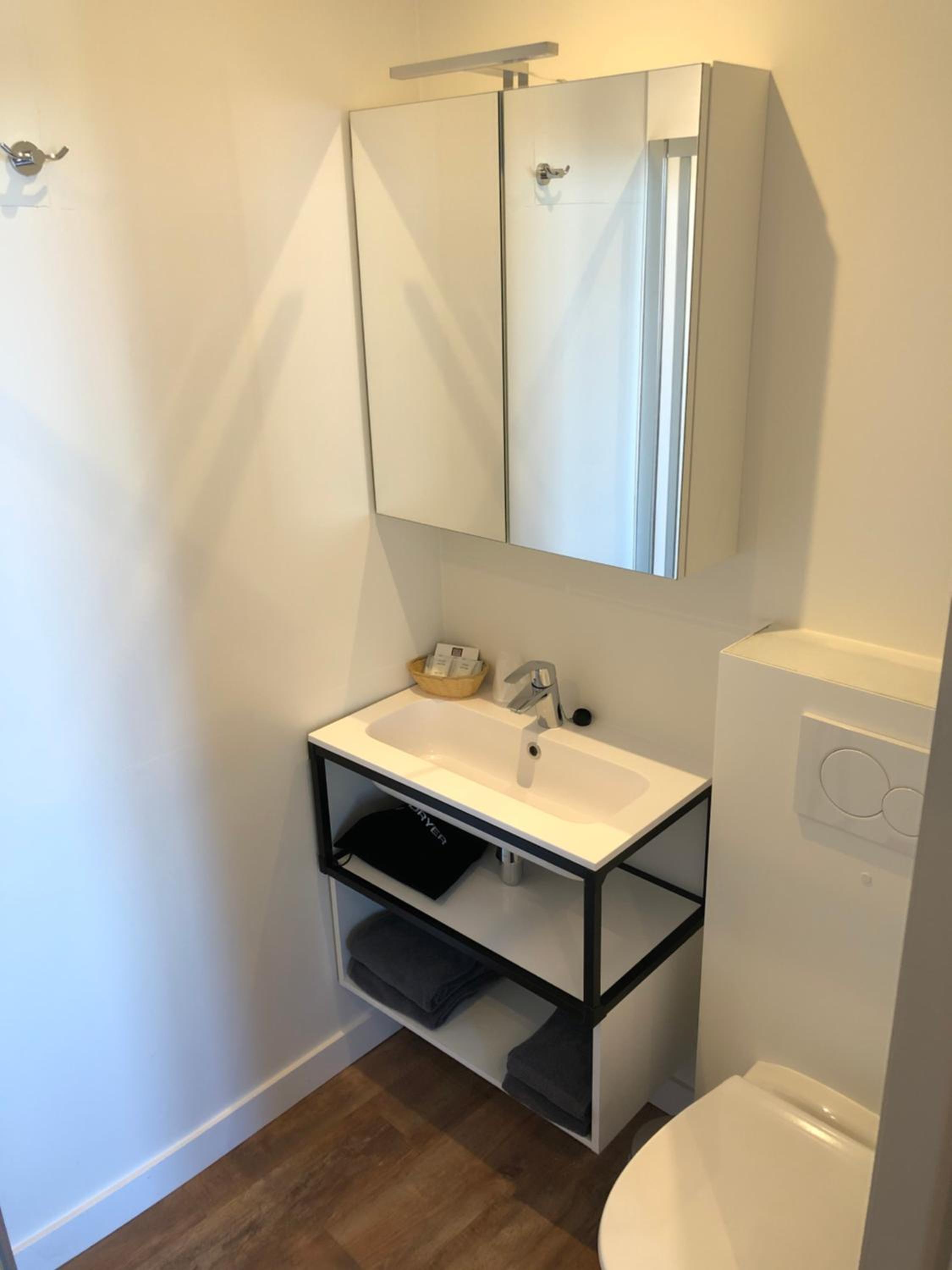 Standard King Room - Photo 11