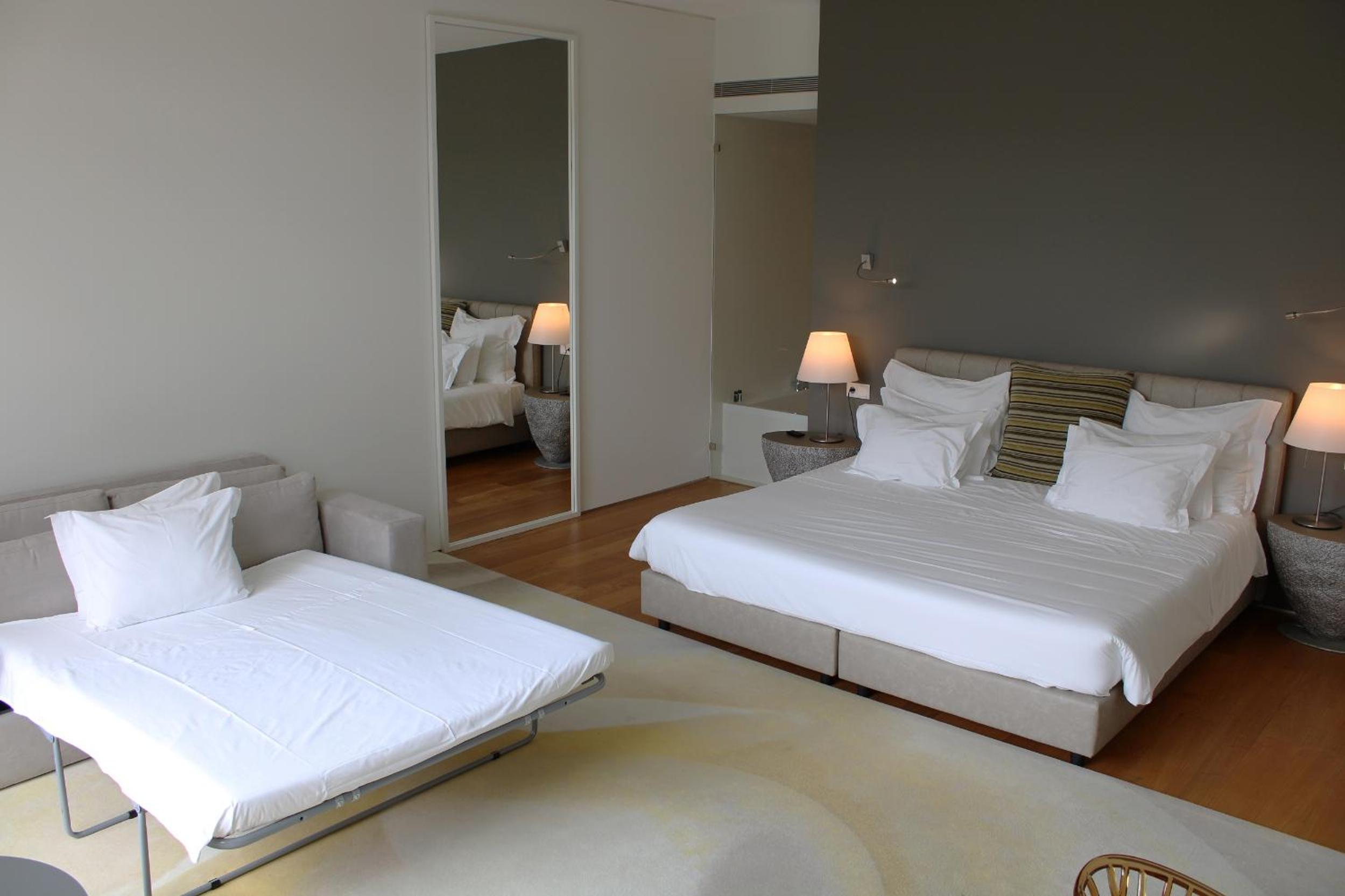 Family Room (2 Adults + 2 Children)