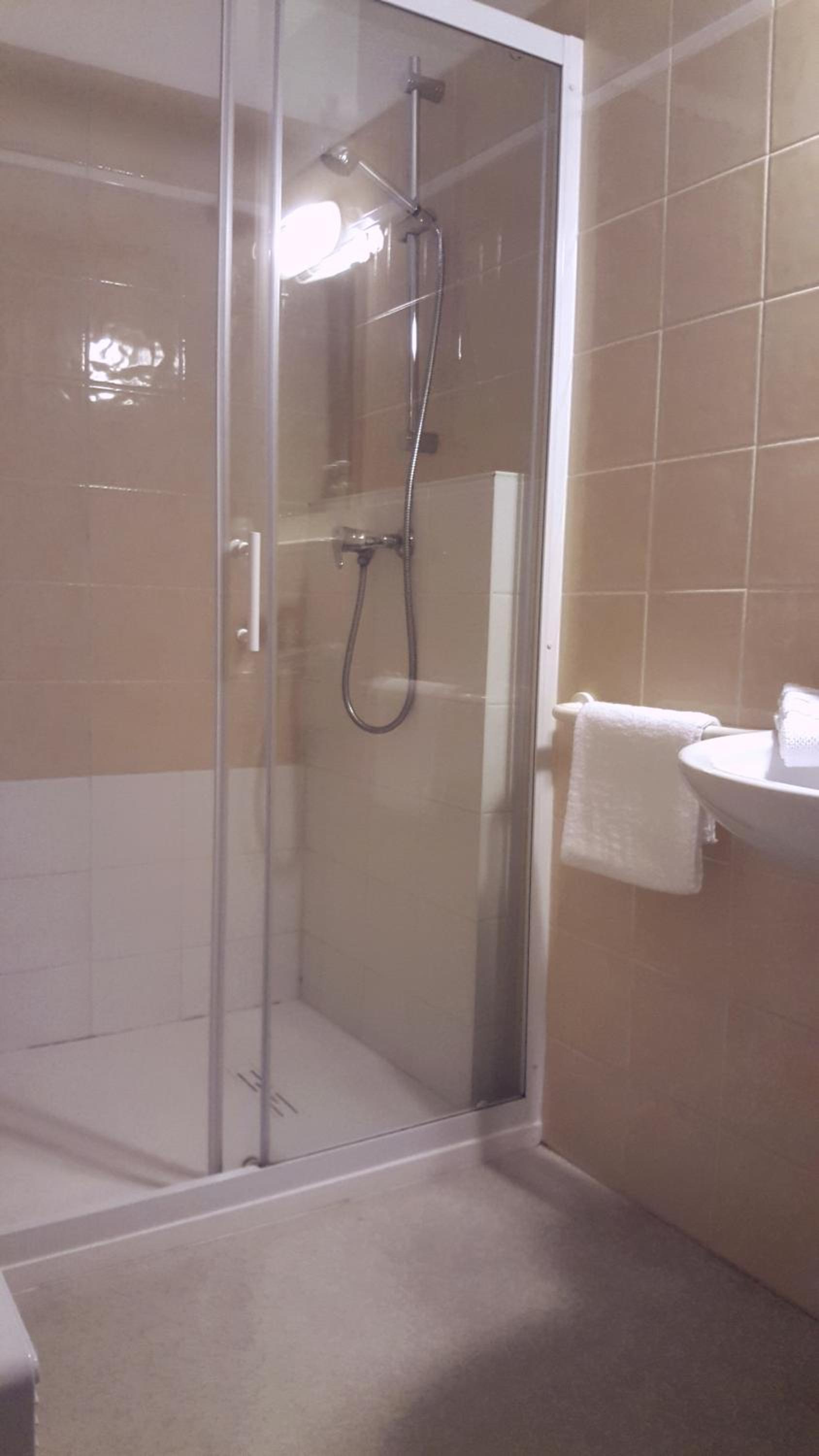 Double Room - Photo 6
