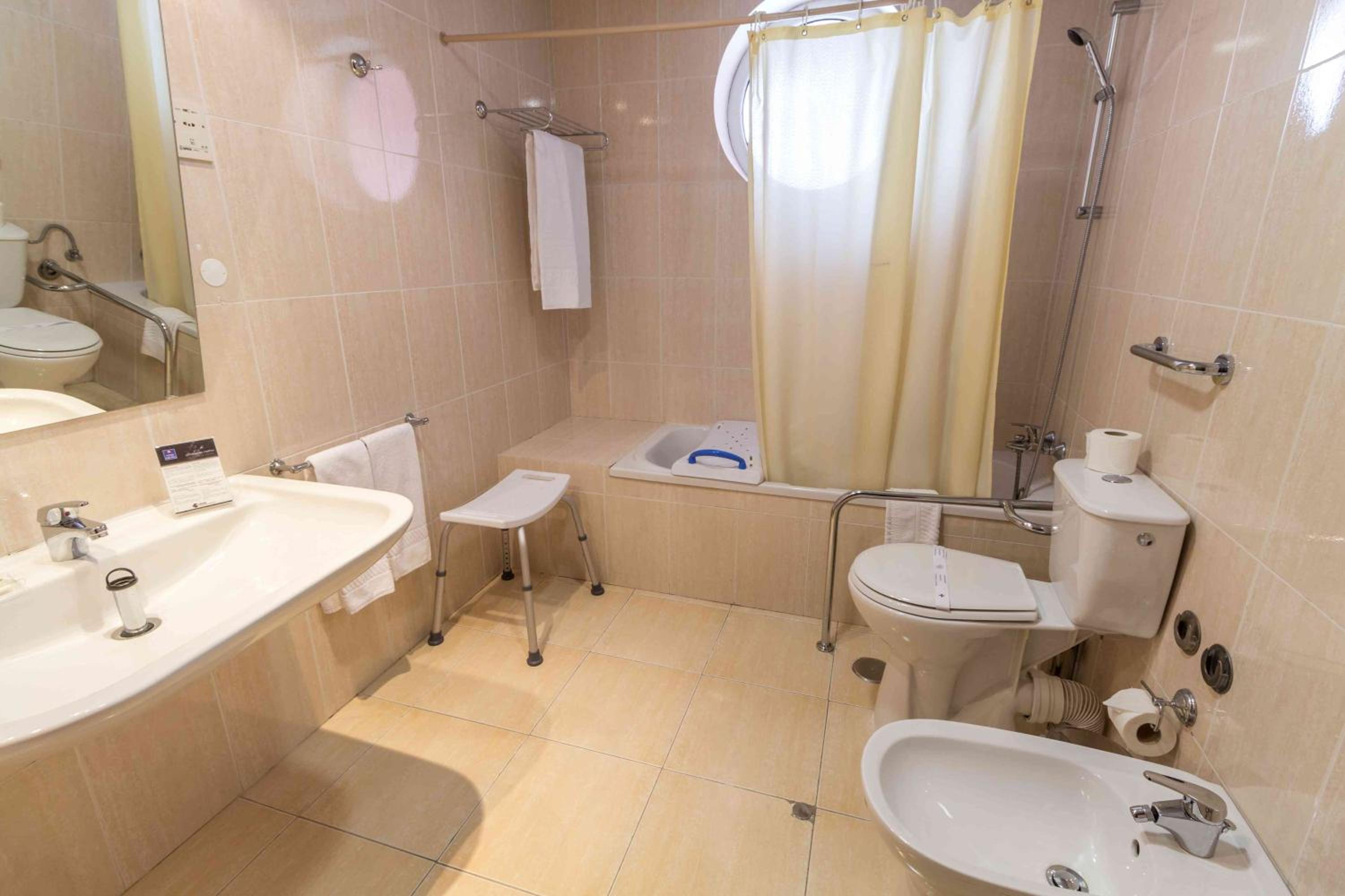 Twin Room - Photo 2