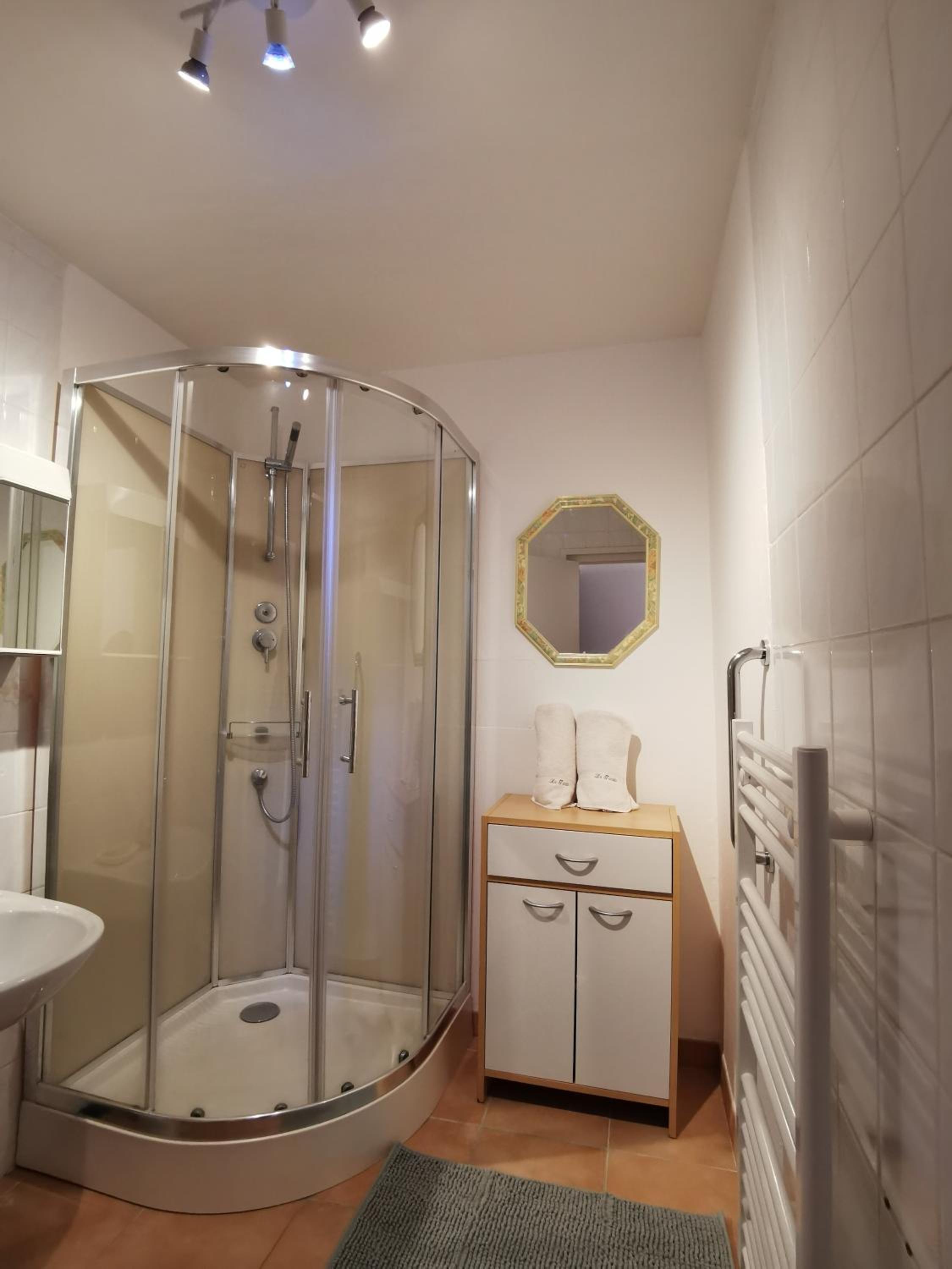 Small Double Room - Photo 10