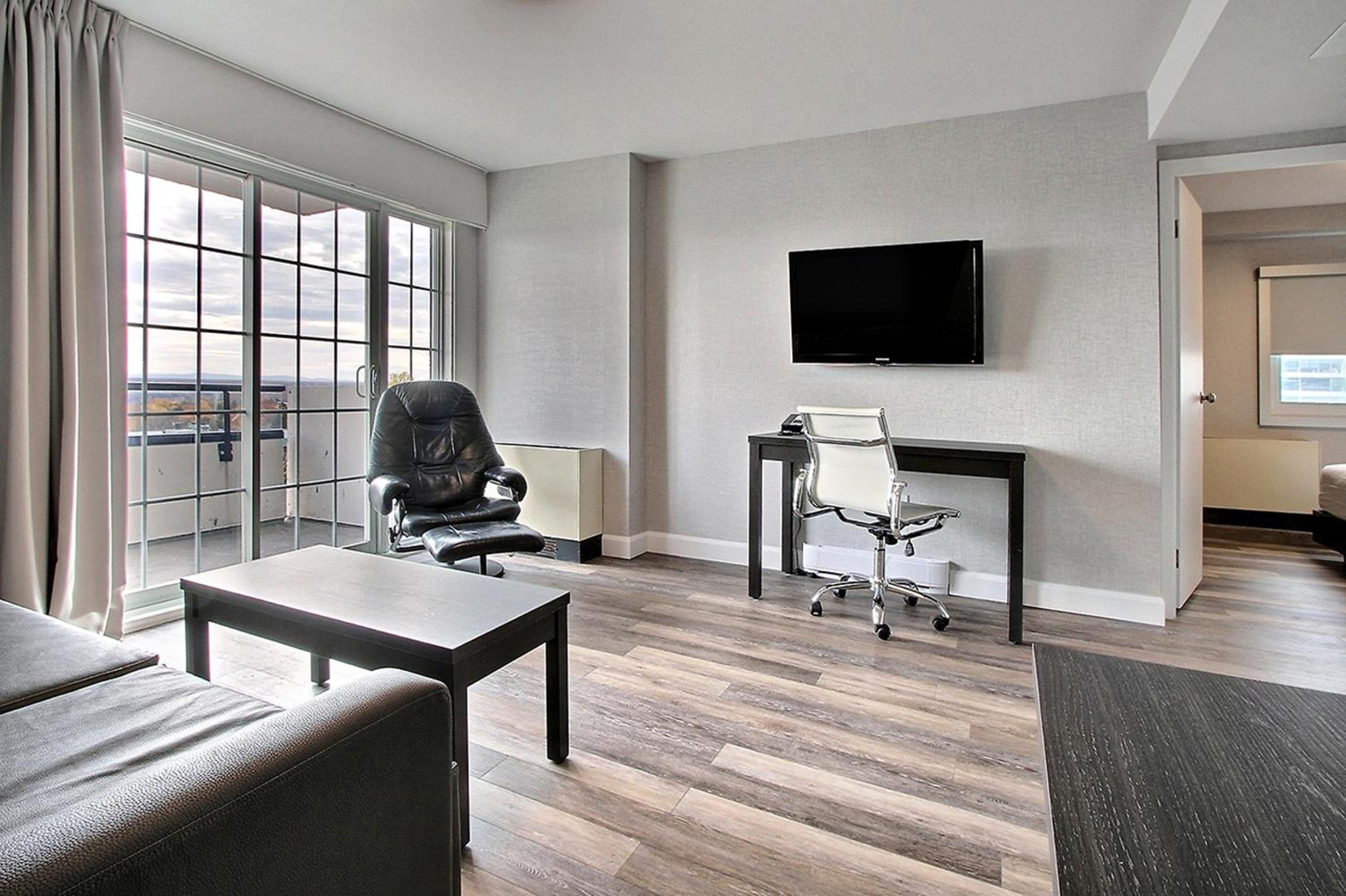 One-Bedroom Suite, 2 Queen Beds with Kitchenette and Balcony
