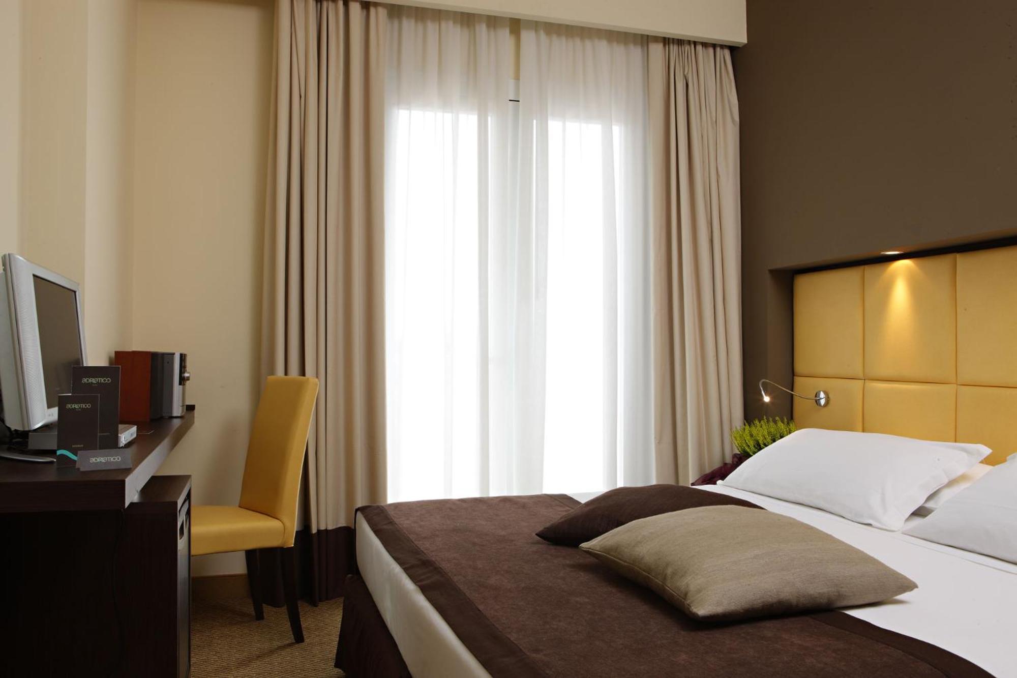 Deluxe Double or Twin Room photo 2