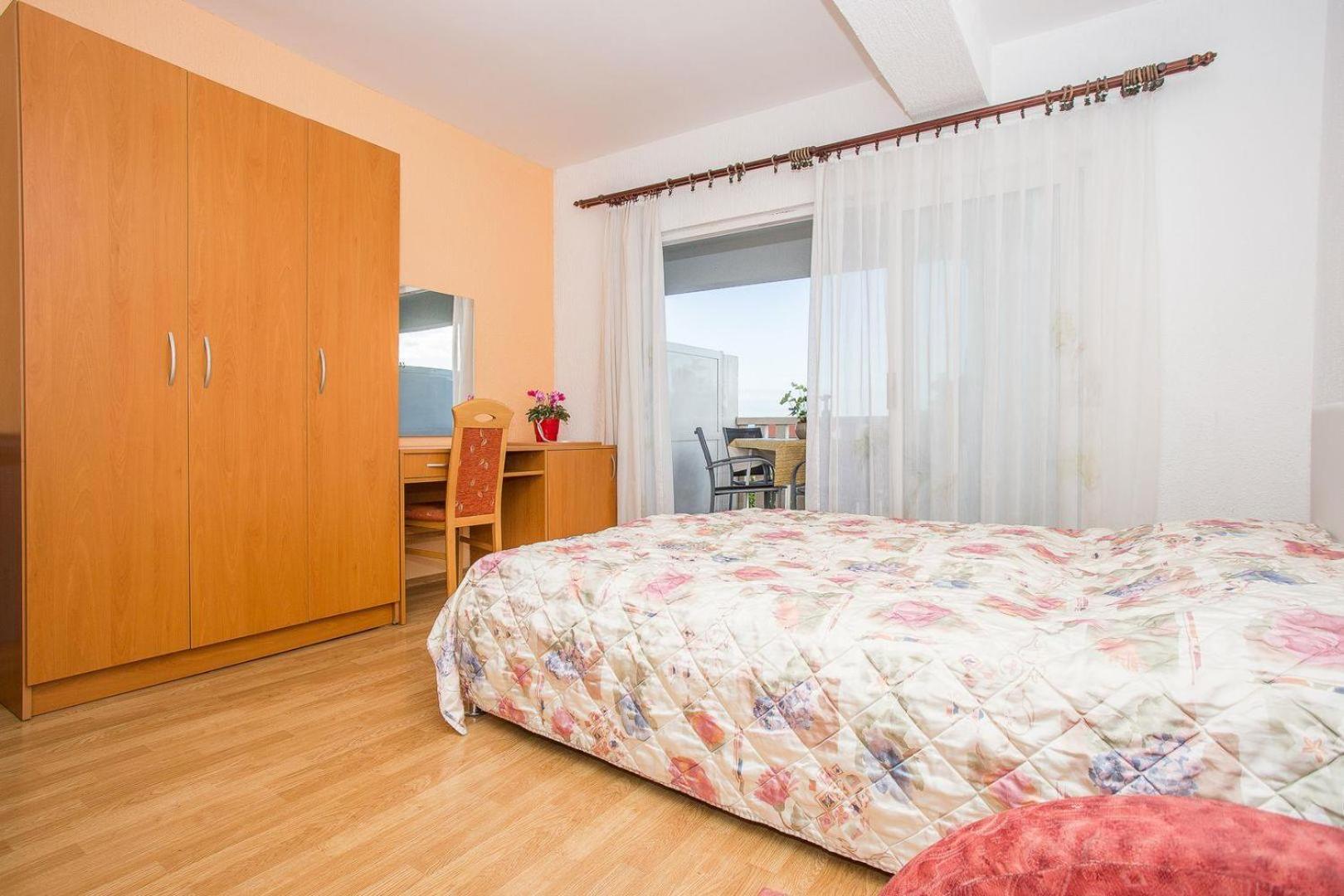 Apartment with Garden View