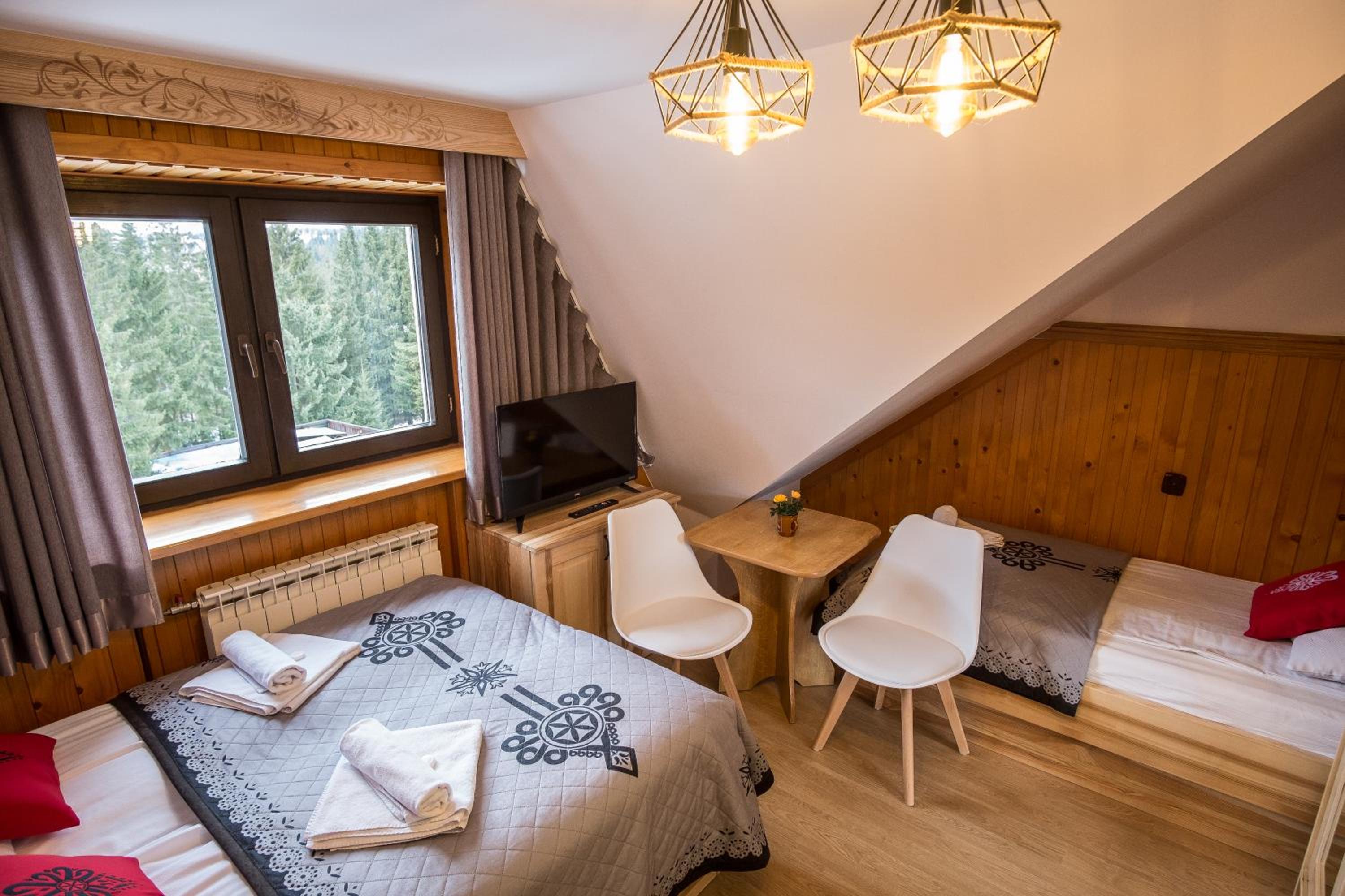 Triple room with private bathroom in the corridor