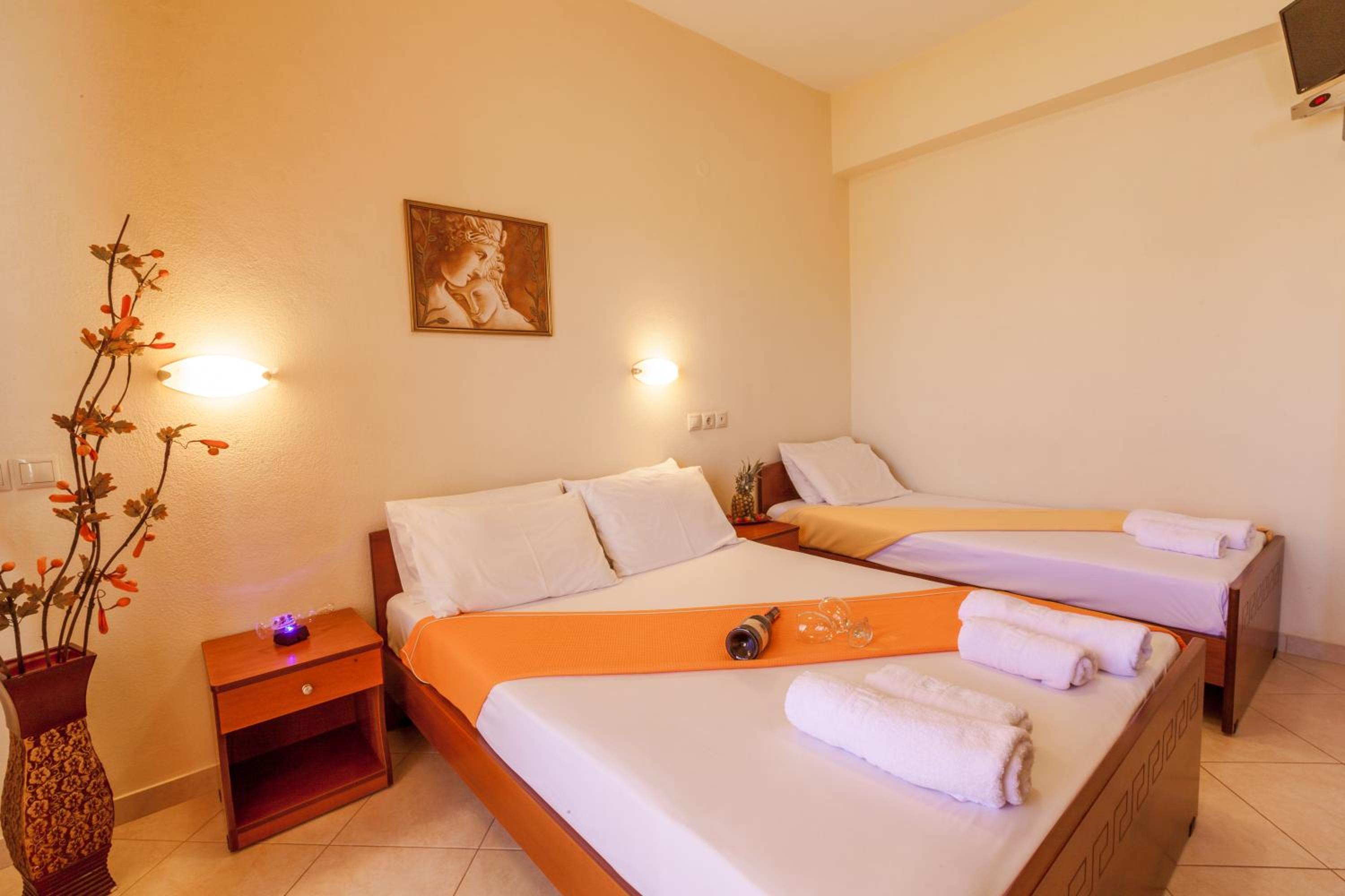 Economy Triple Room photo 2