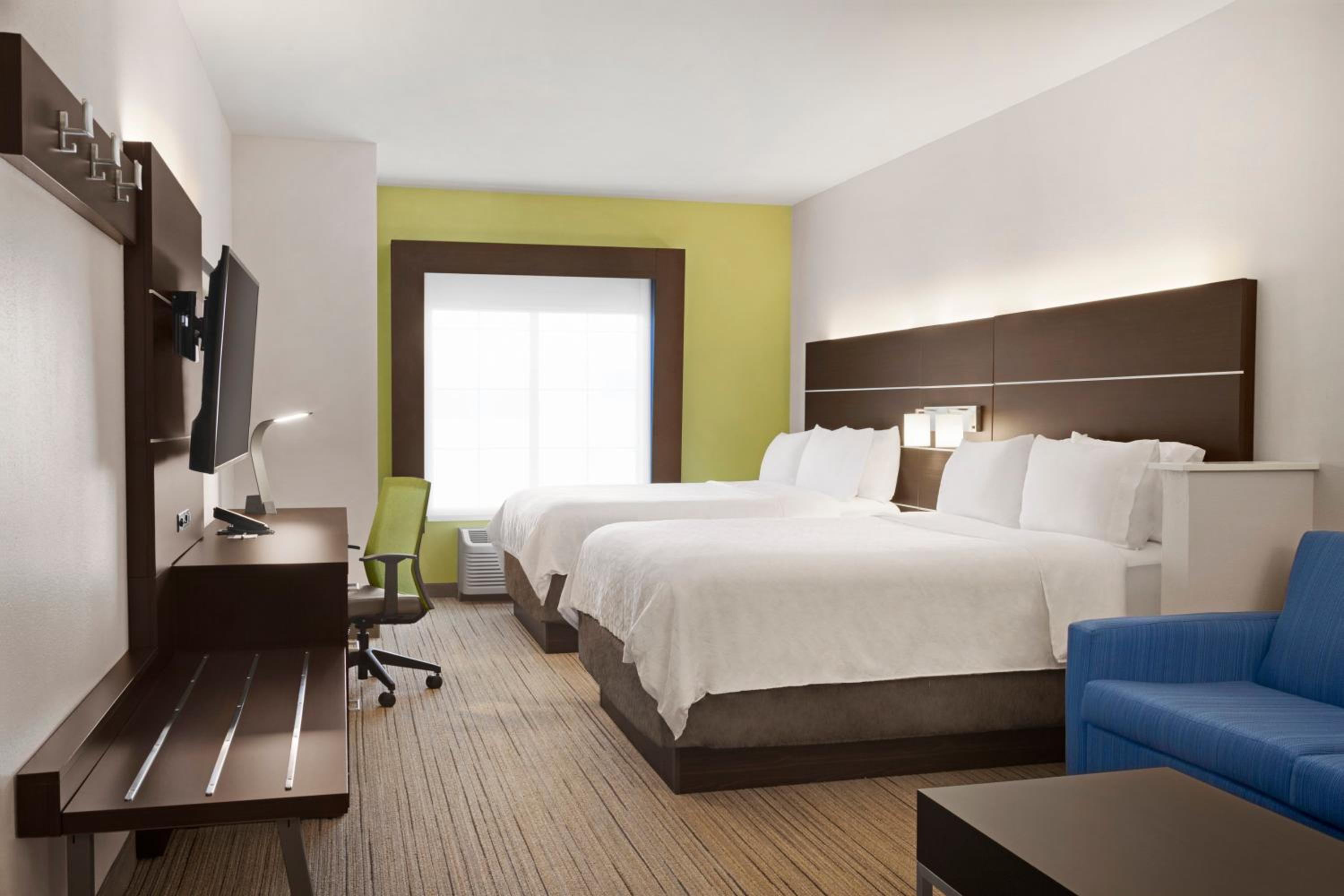 Suite with Two Queen Beds - Photo 2