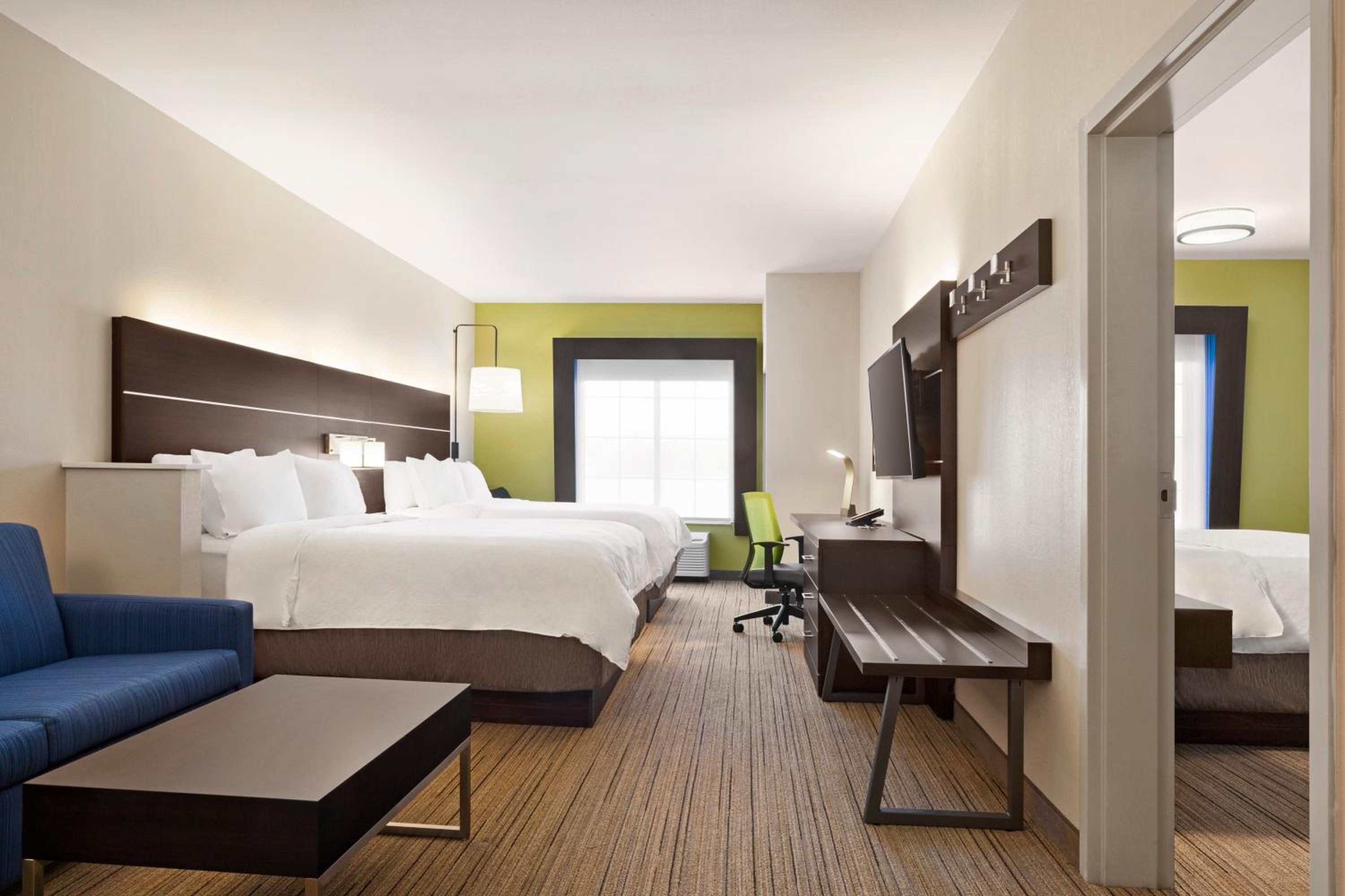 Suite with Two Queen Beds - Photo 3