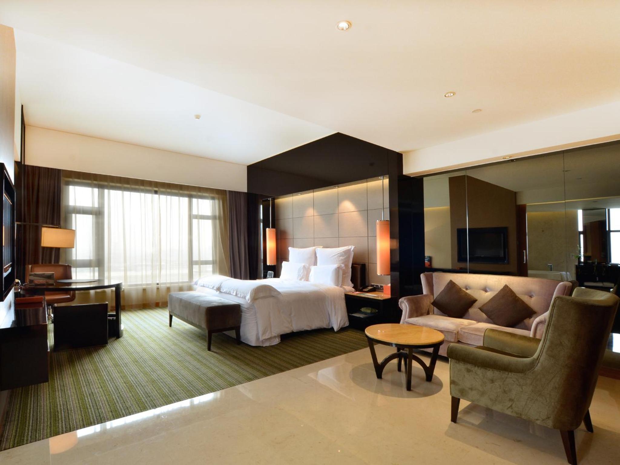 Junior King Suite