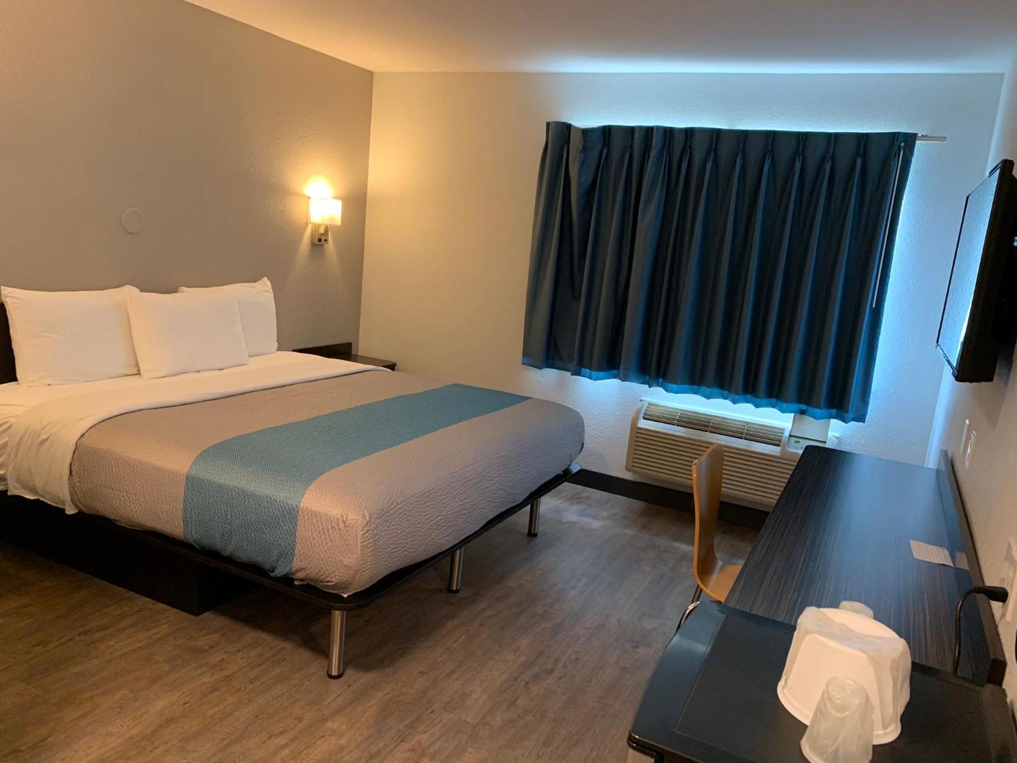 Deluxe King Room - Non-Smoking