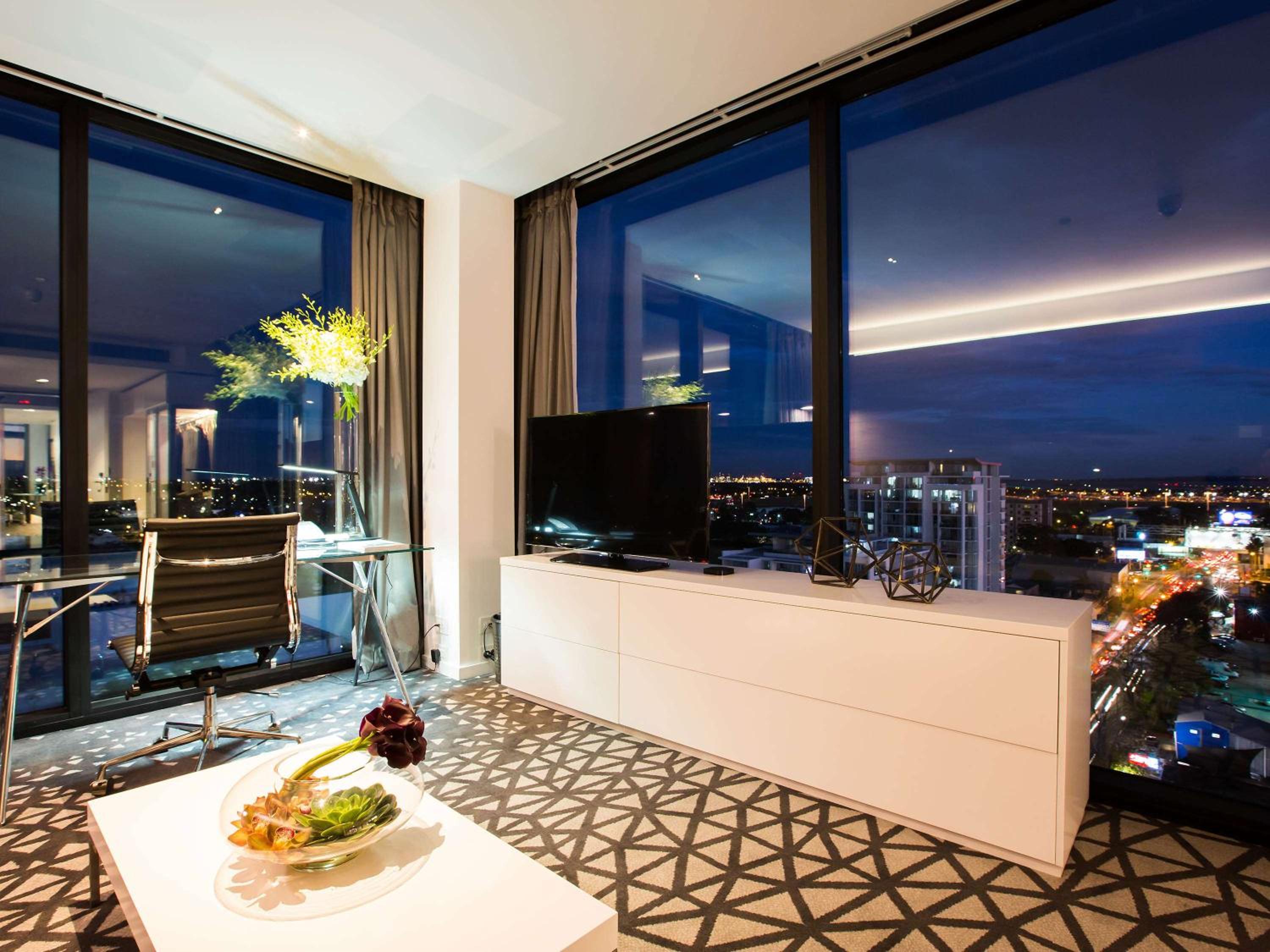 Executive King Corner Suite with Separate Lounge - Top Floors