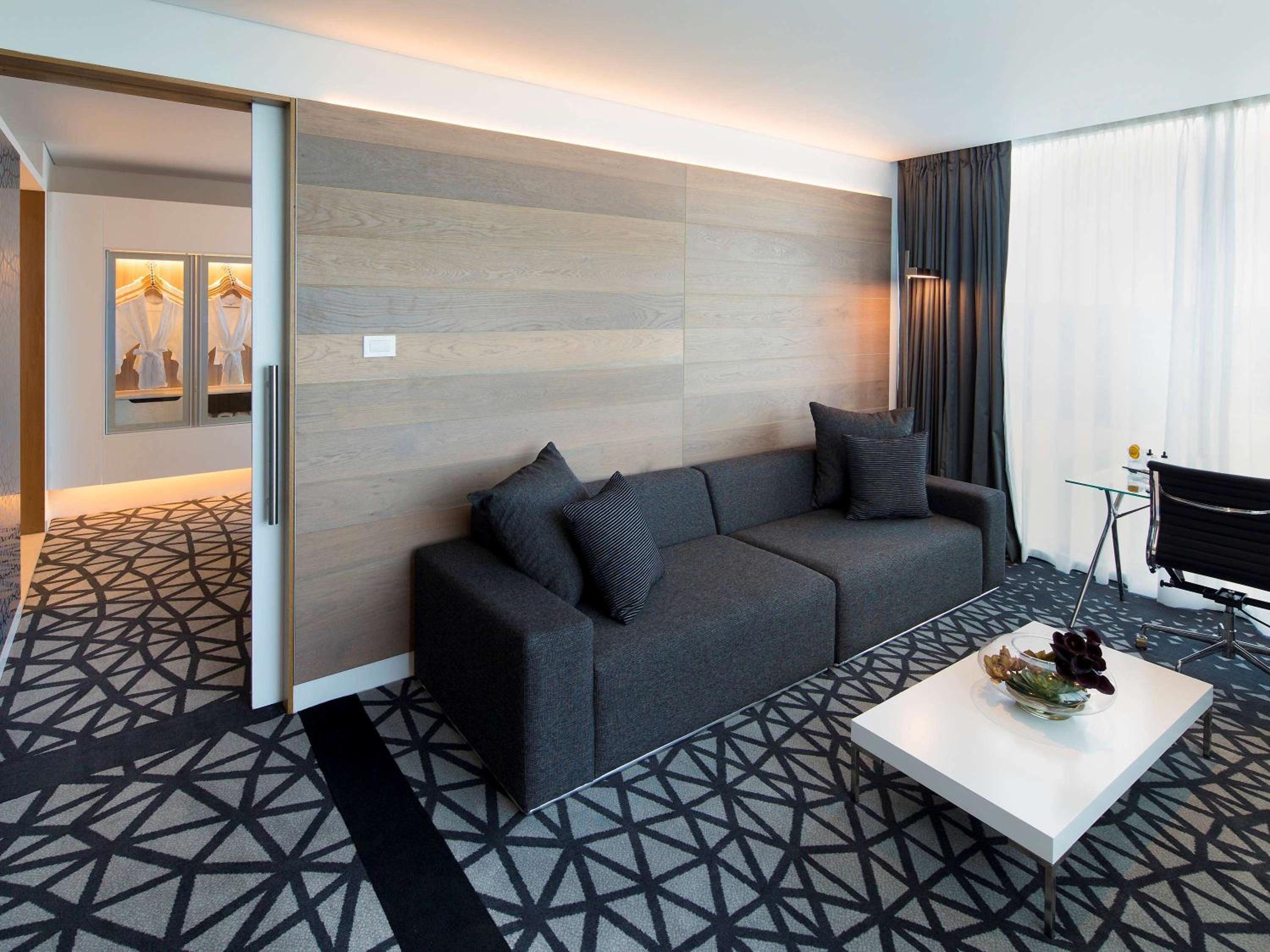 Executive King Corner Suite with Separate Lounge - Top Floors